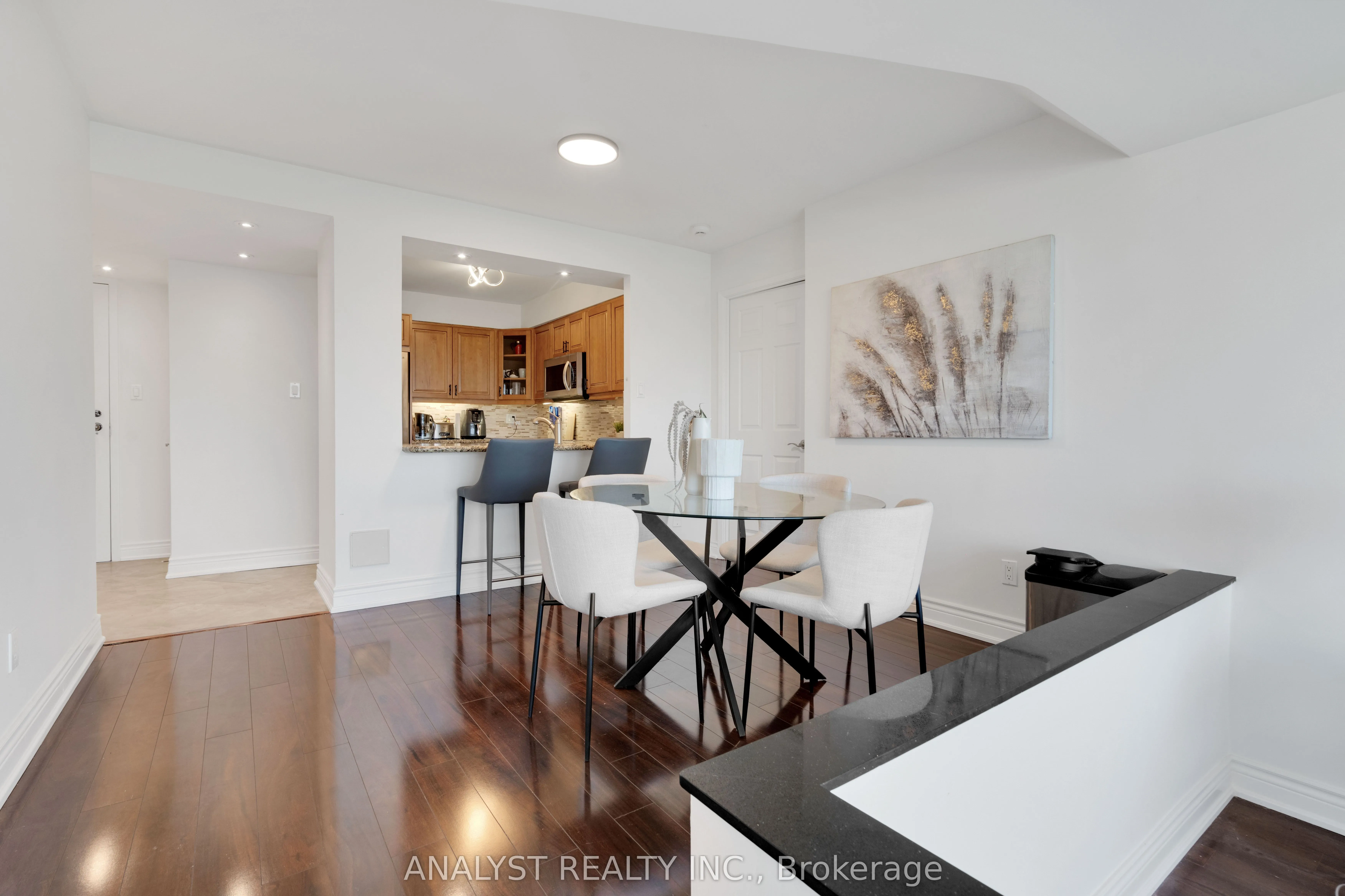 50 Eglinton Avenue W #909