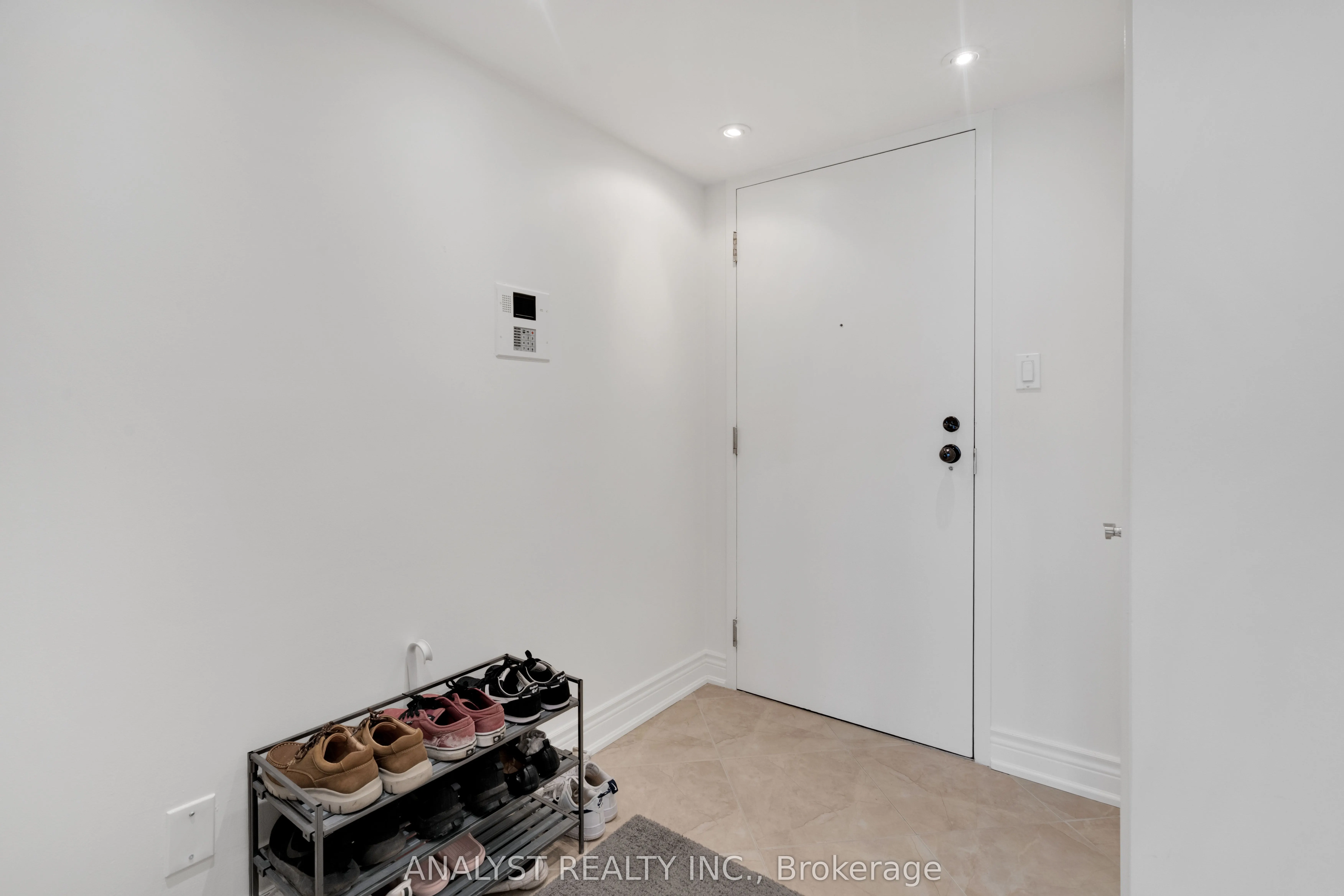50 Eglinton Avenue W #909
