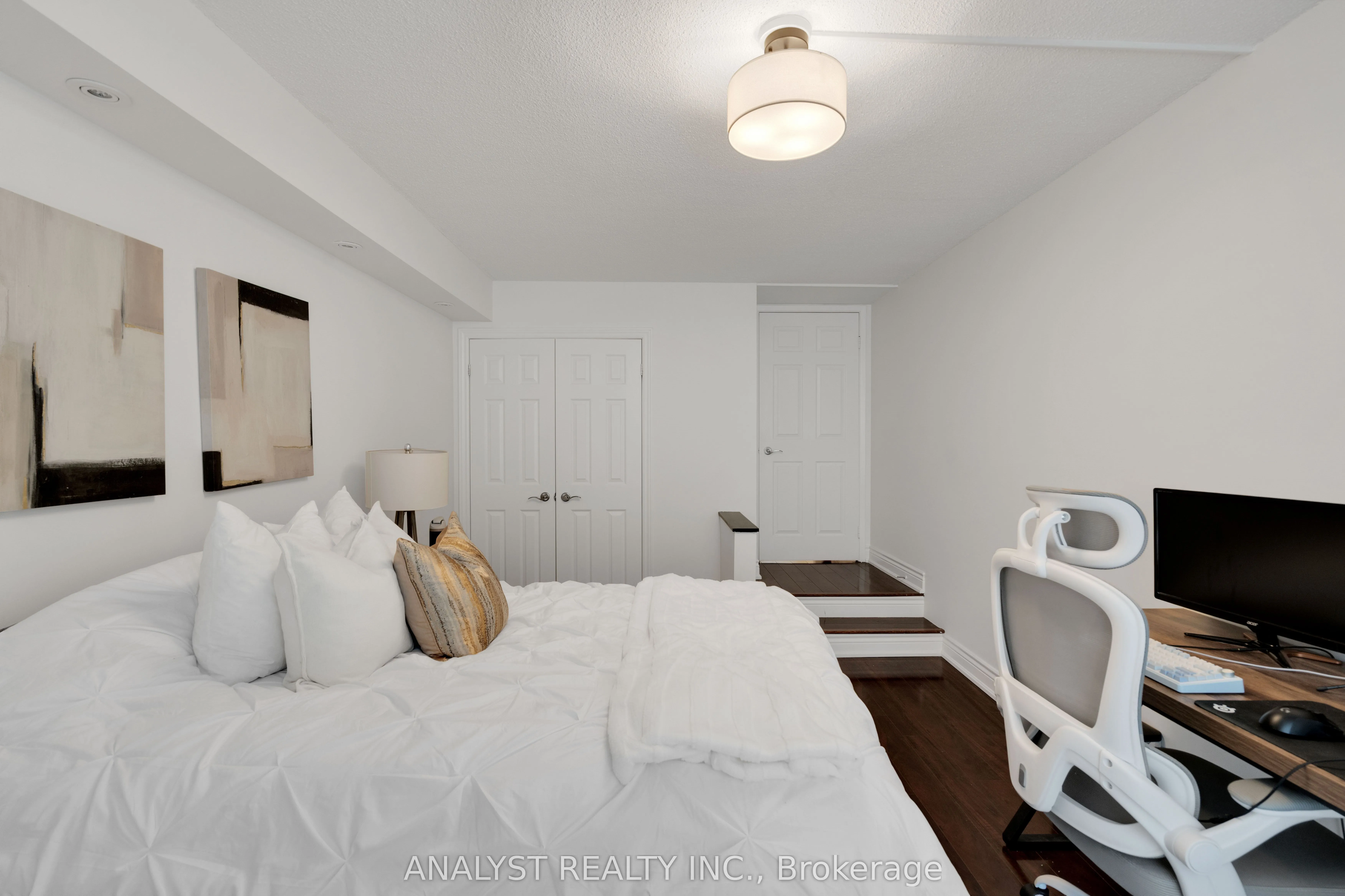 50 Eglinton Avenue W #909