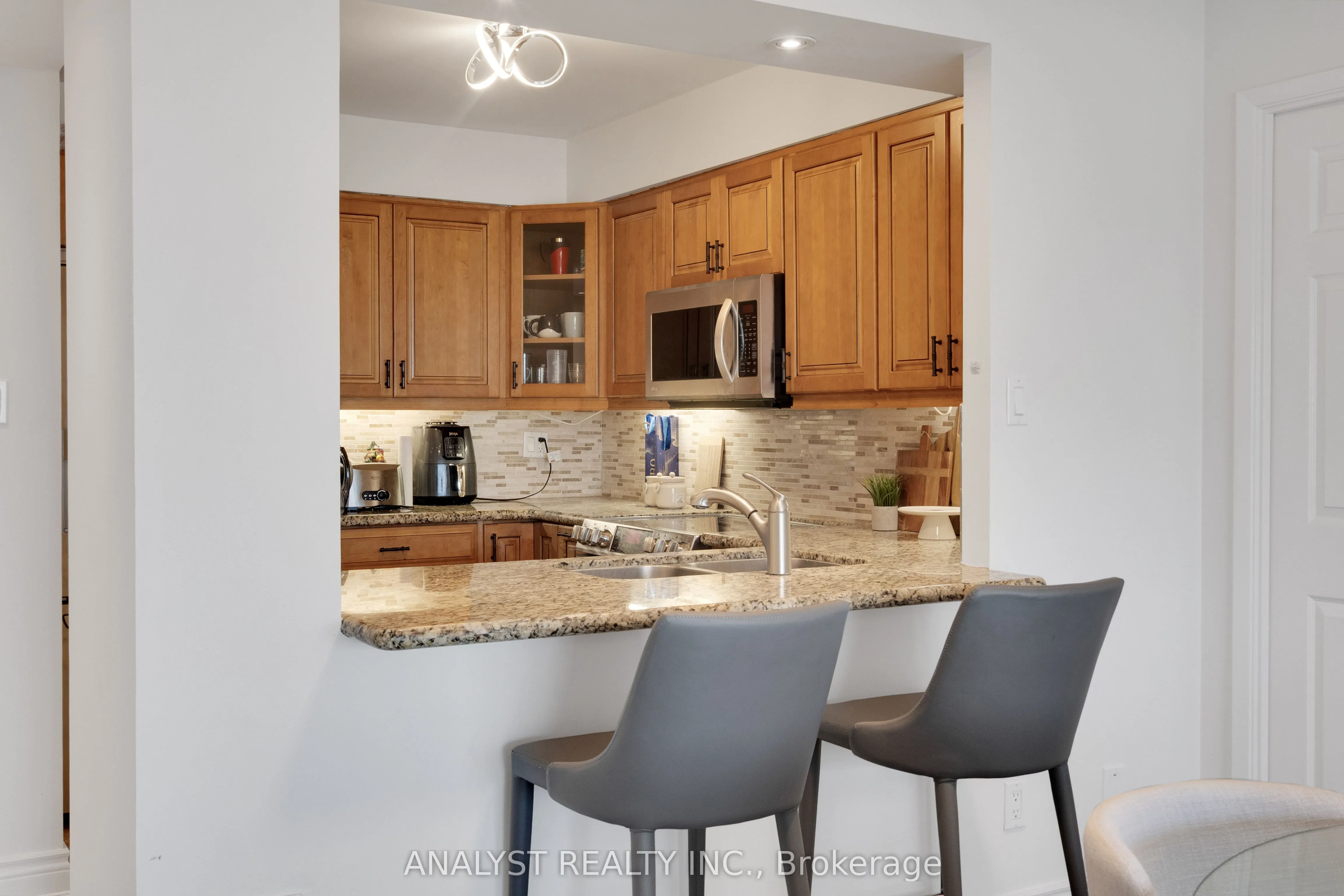 50 Eglinton Avenue W #909
