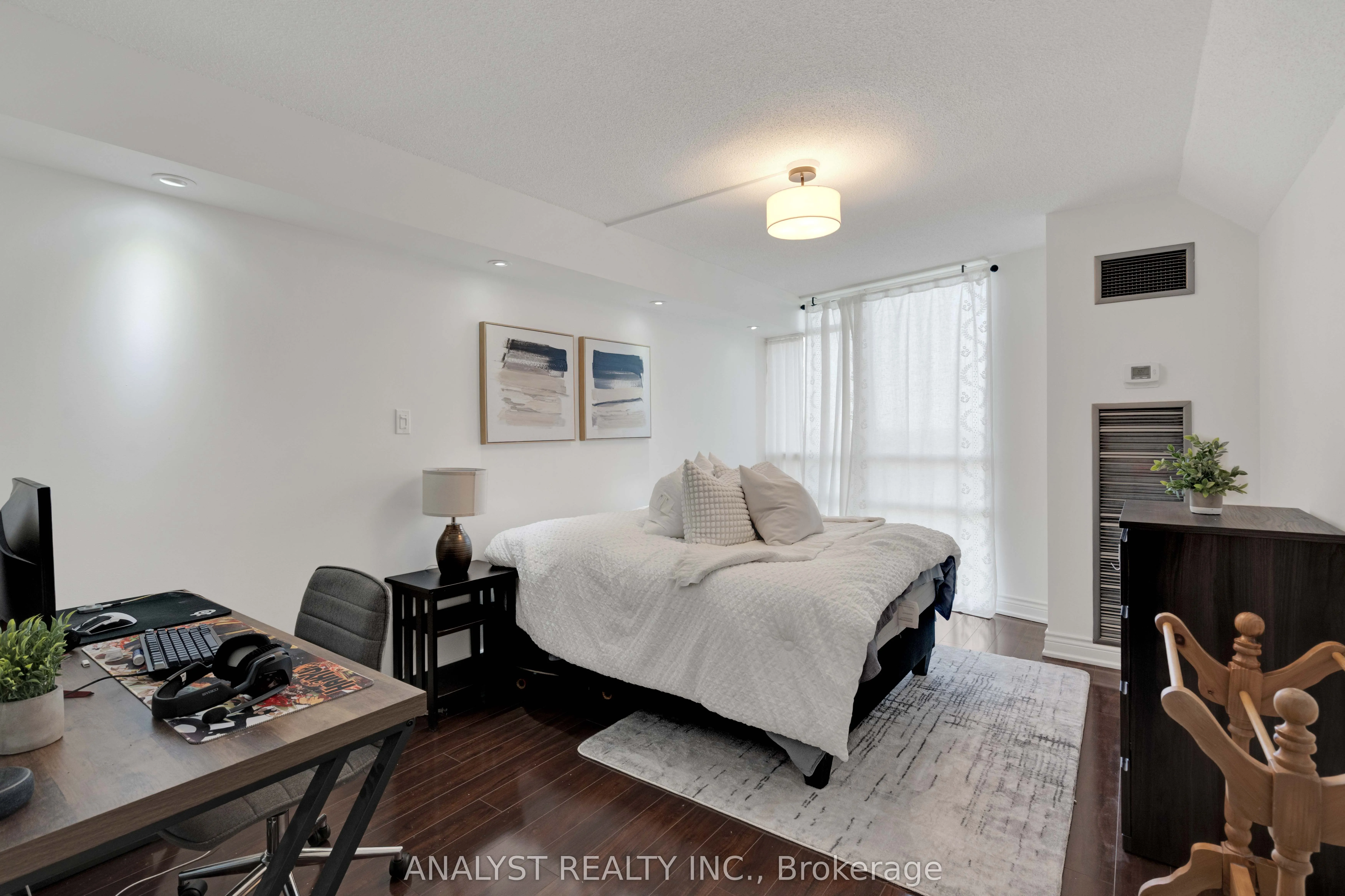 50 Eglinton Avenue W #909