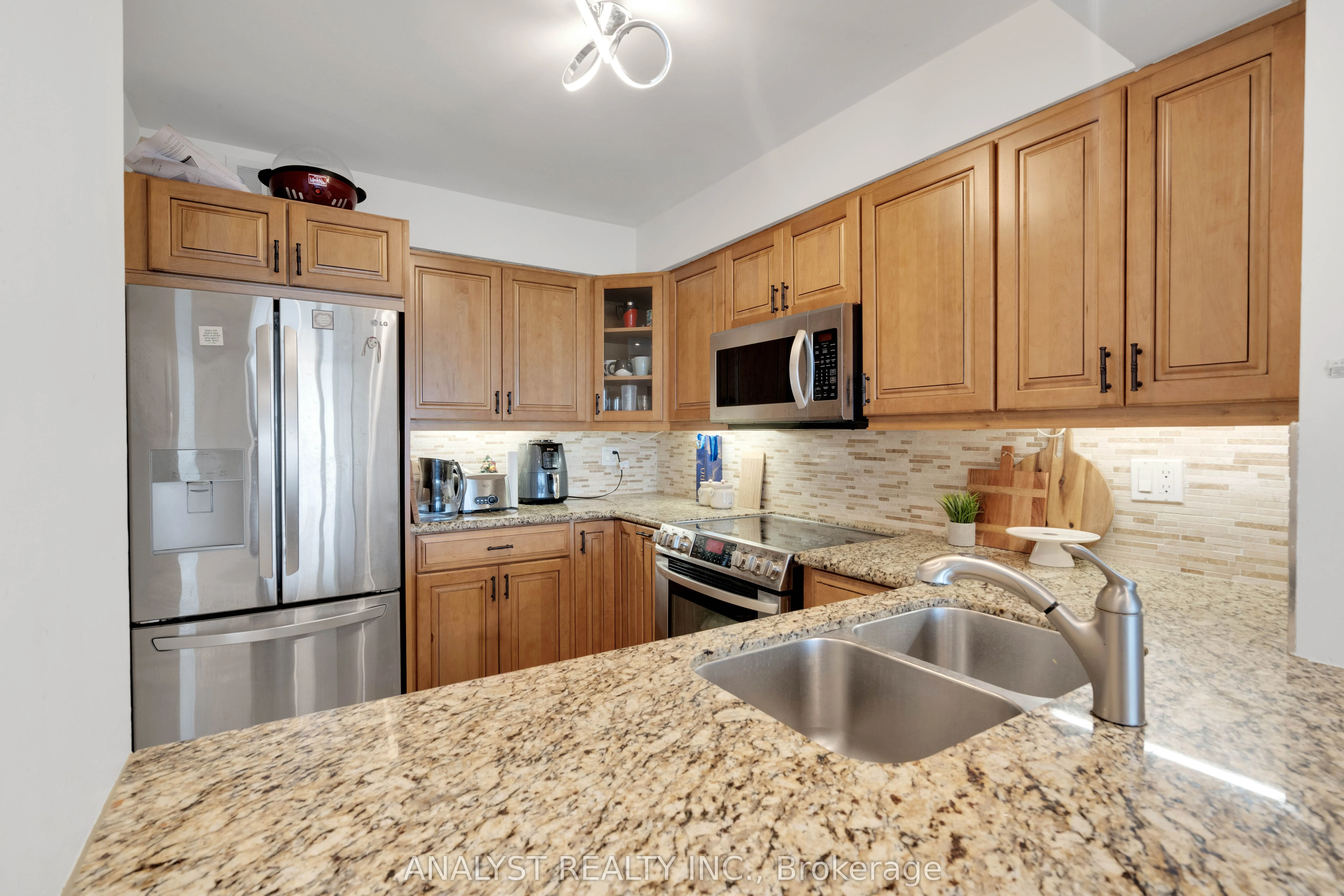 50 Eglinton Avenue W #909