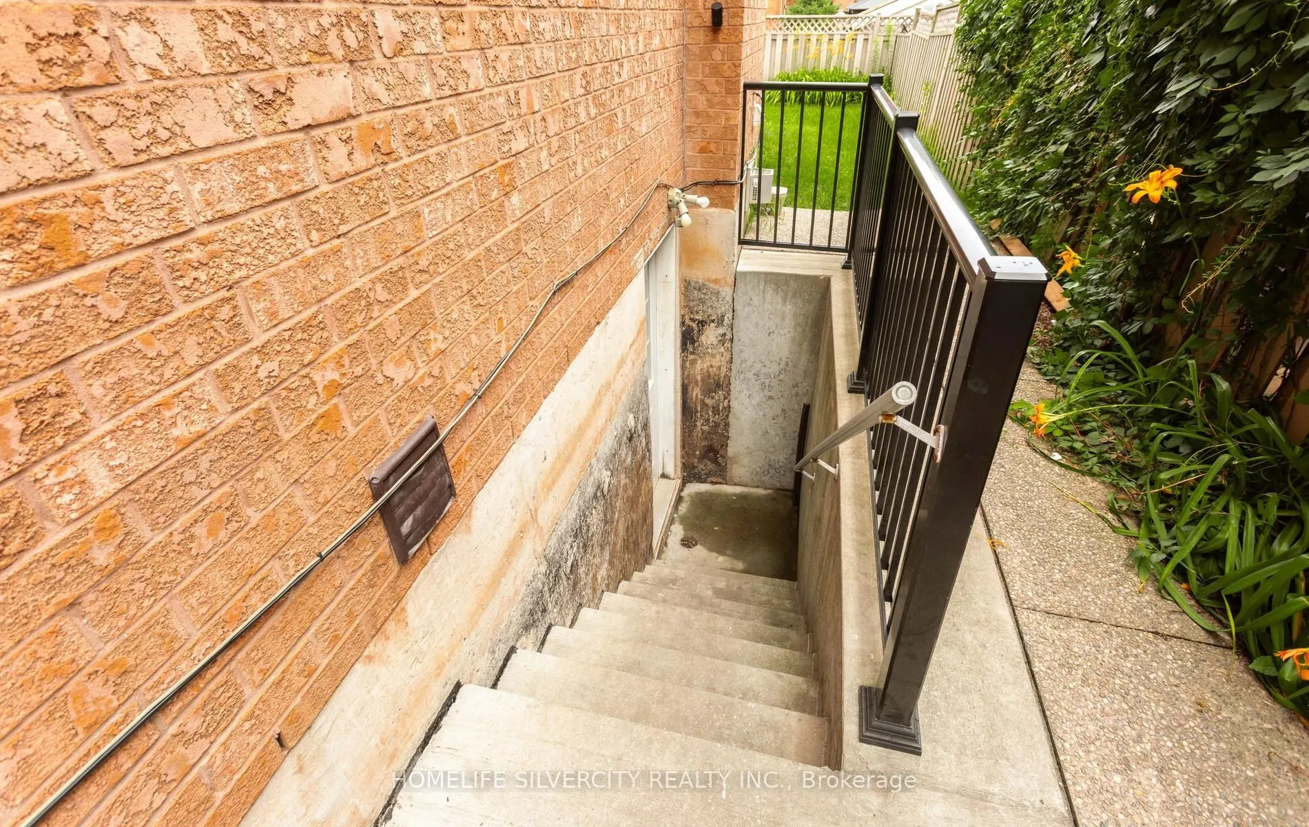 303 Hickory Circle
