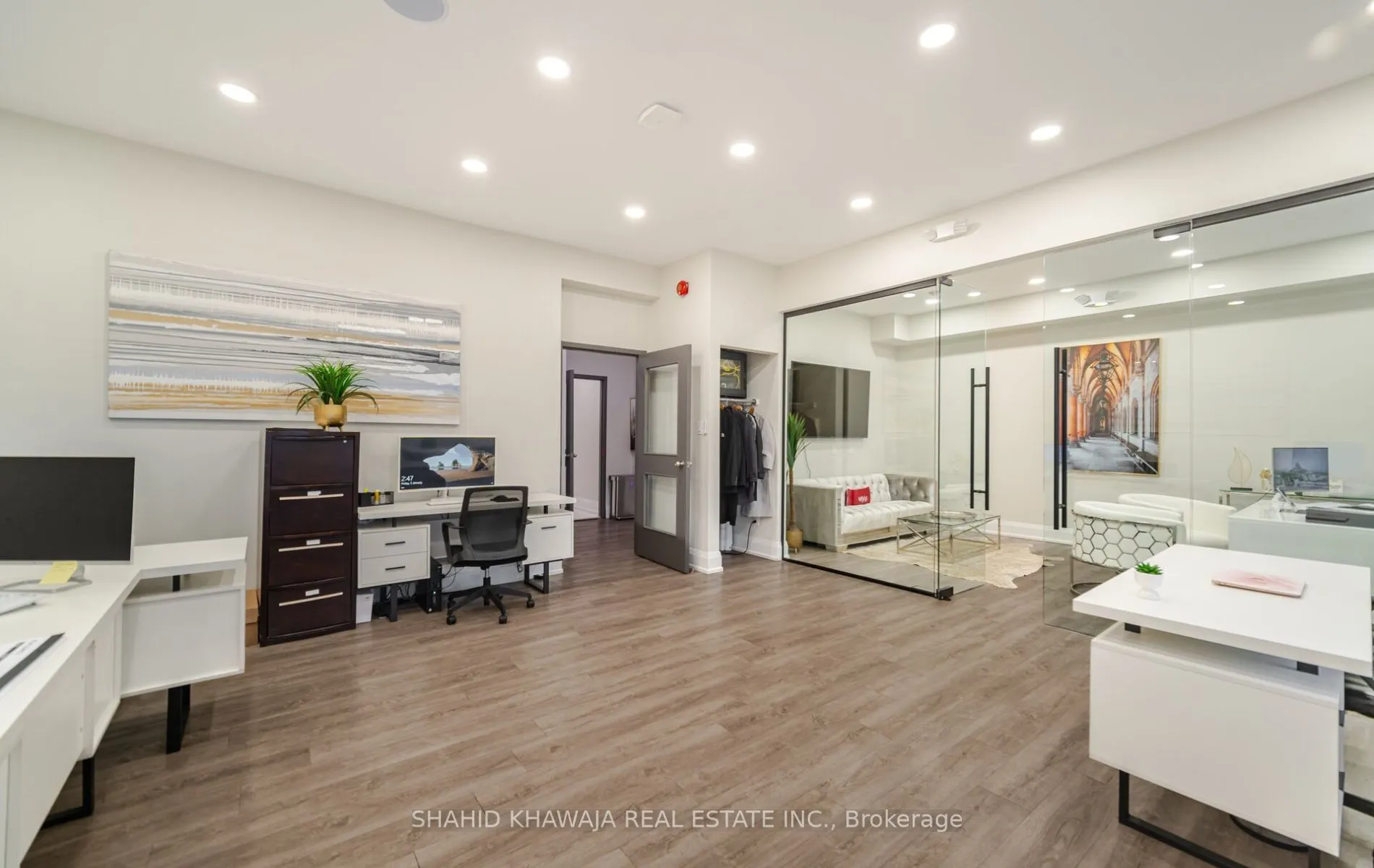 1563 Dundas Street W
