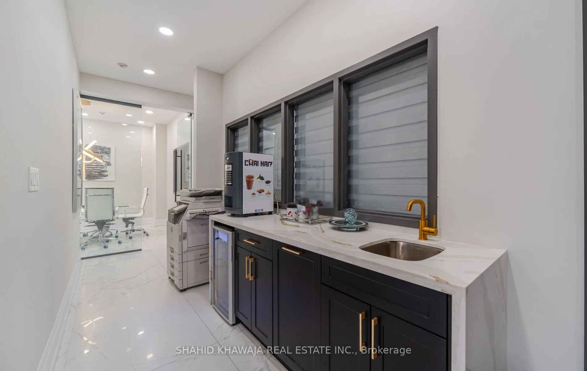 1563 Dundas Street W