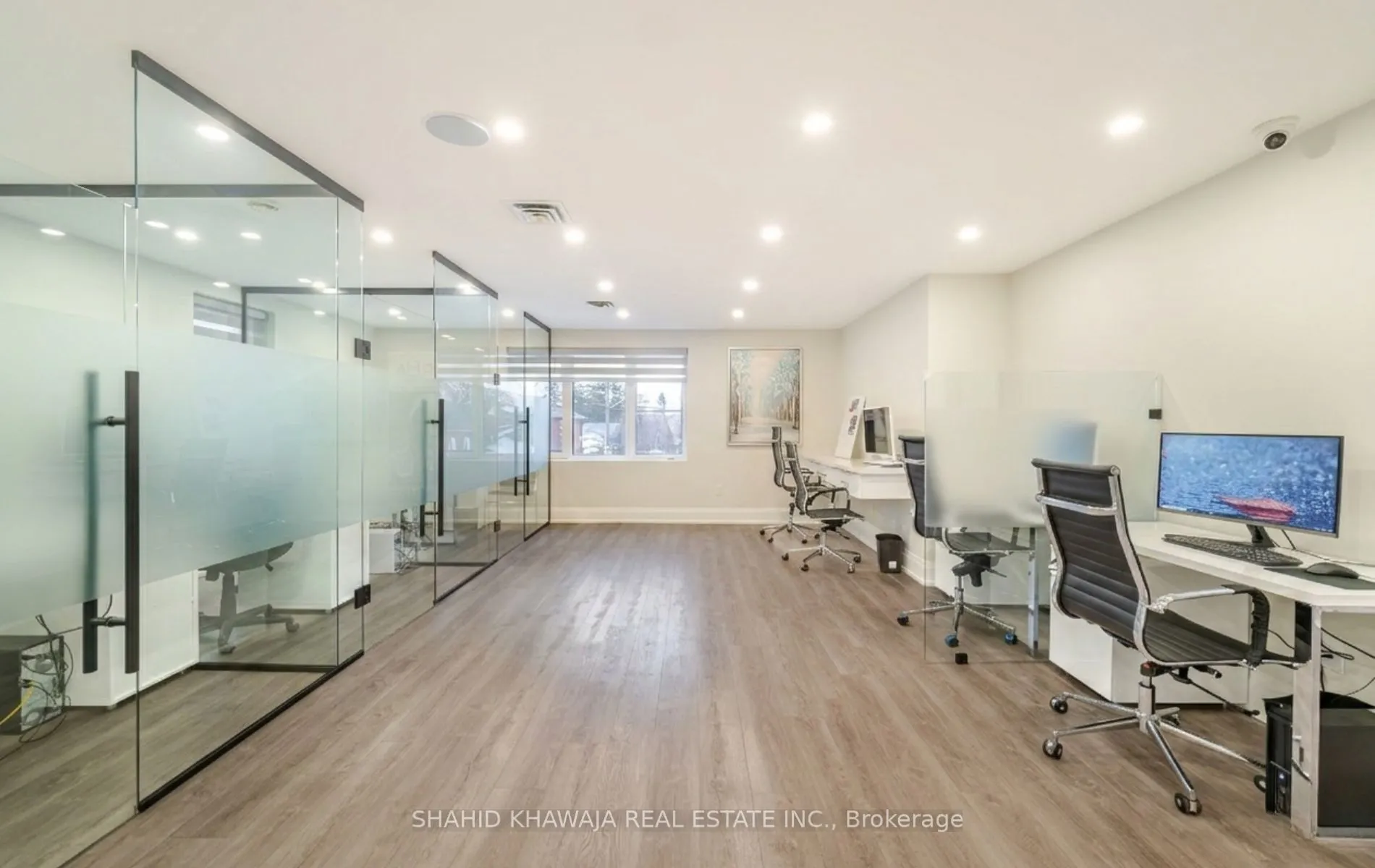 1563 Dundas Street W