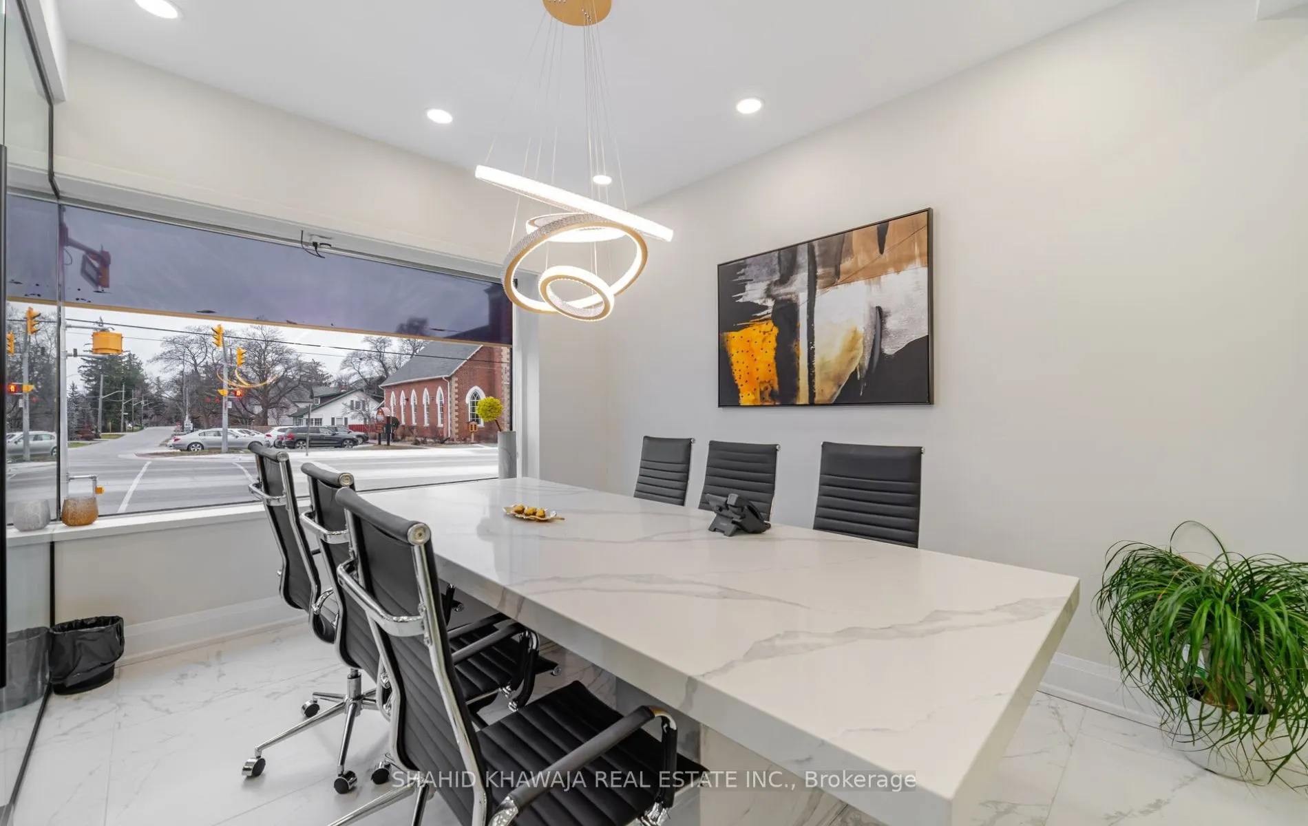 1563 Dundas Street W