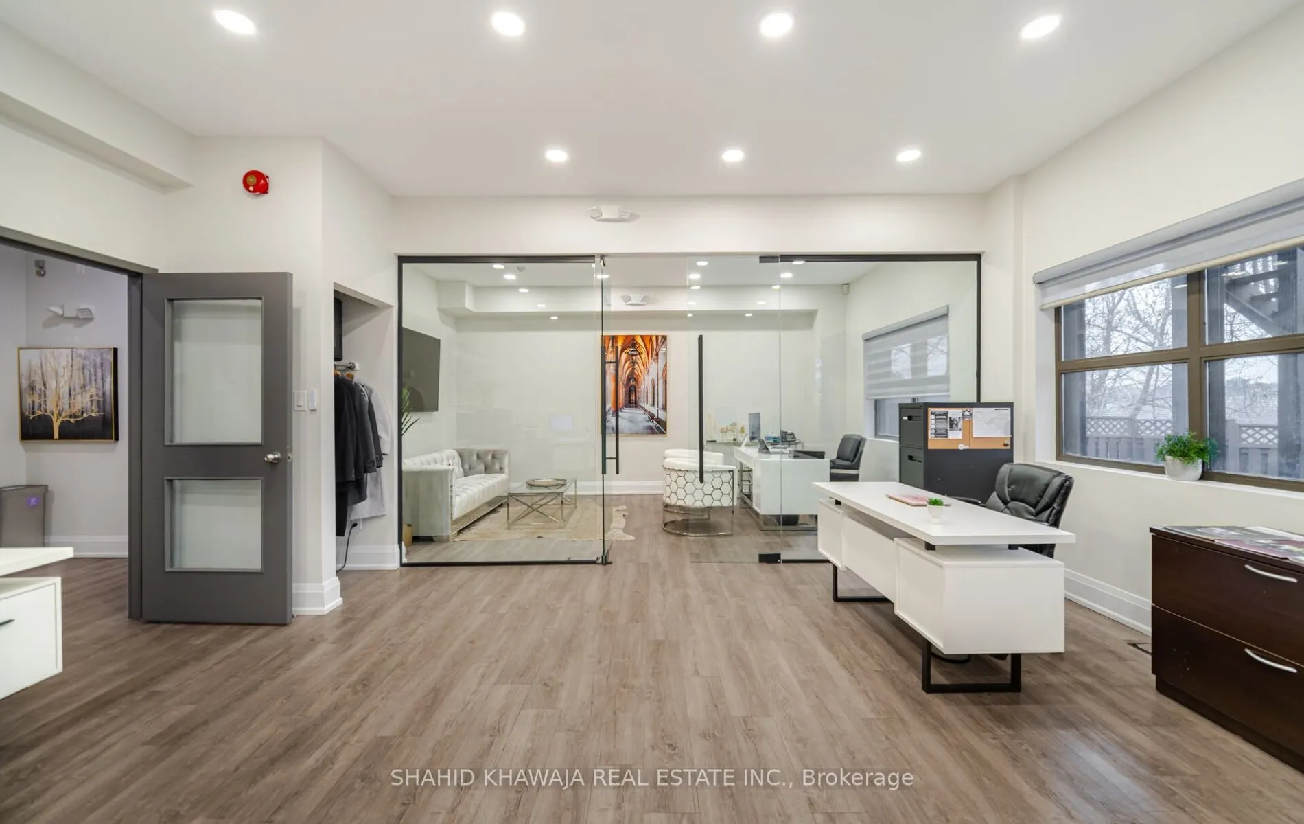 1563 Dundas Street W