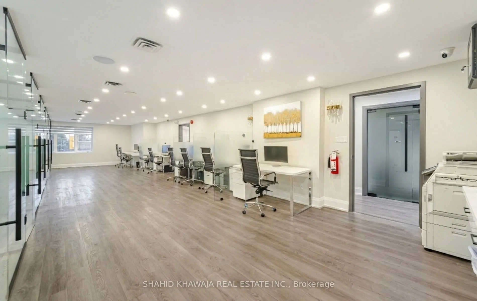 1563 Dundas Street W