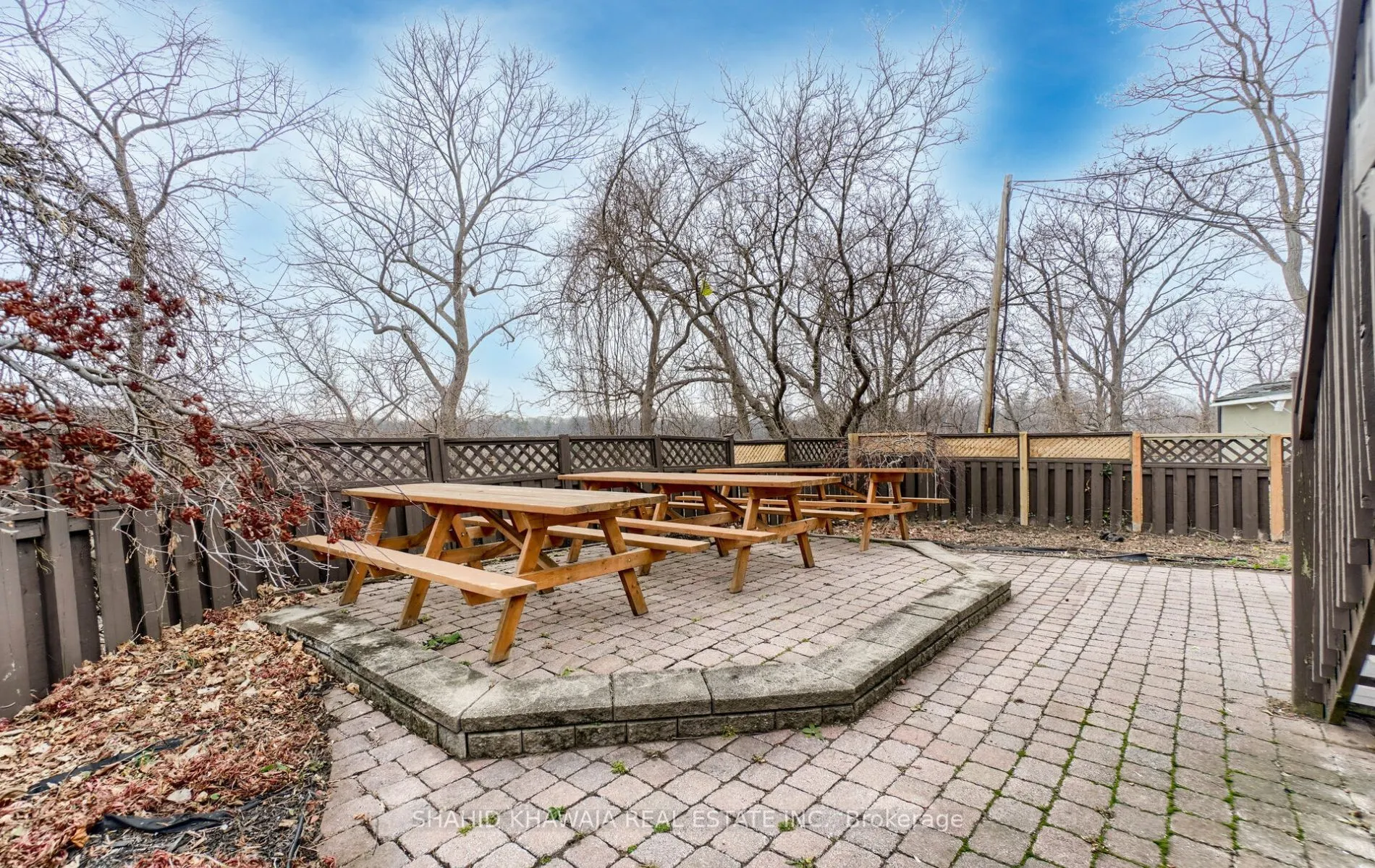 1563 Dundas Street W