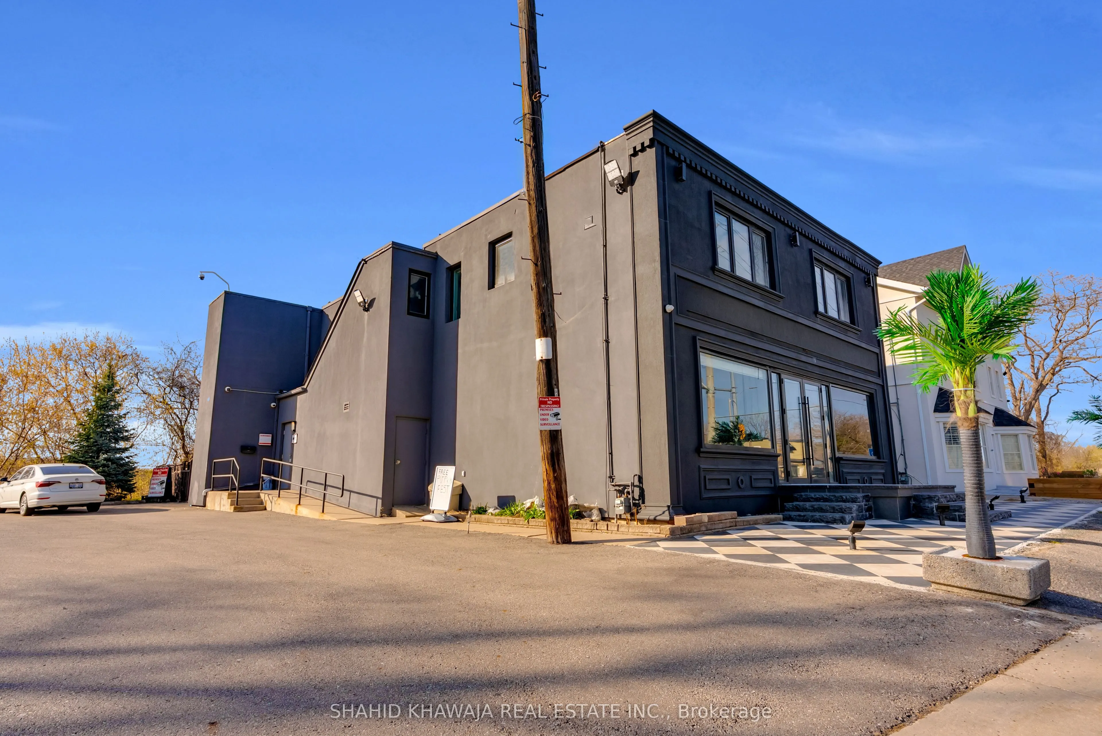1563 Dundas Street W
