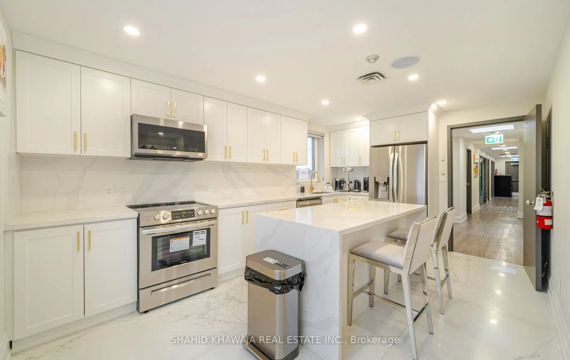 1563 Dundas Street W