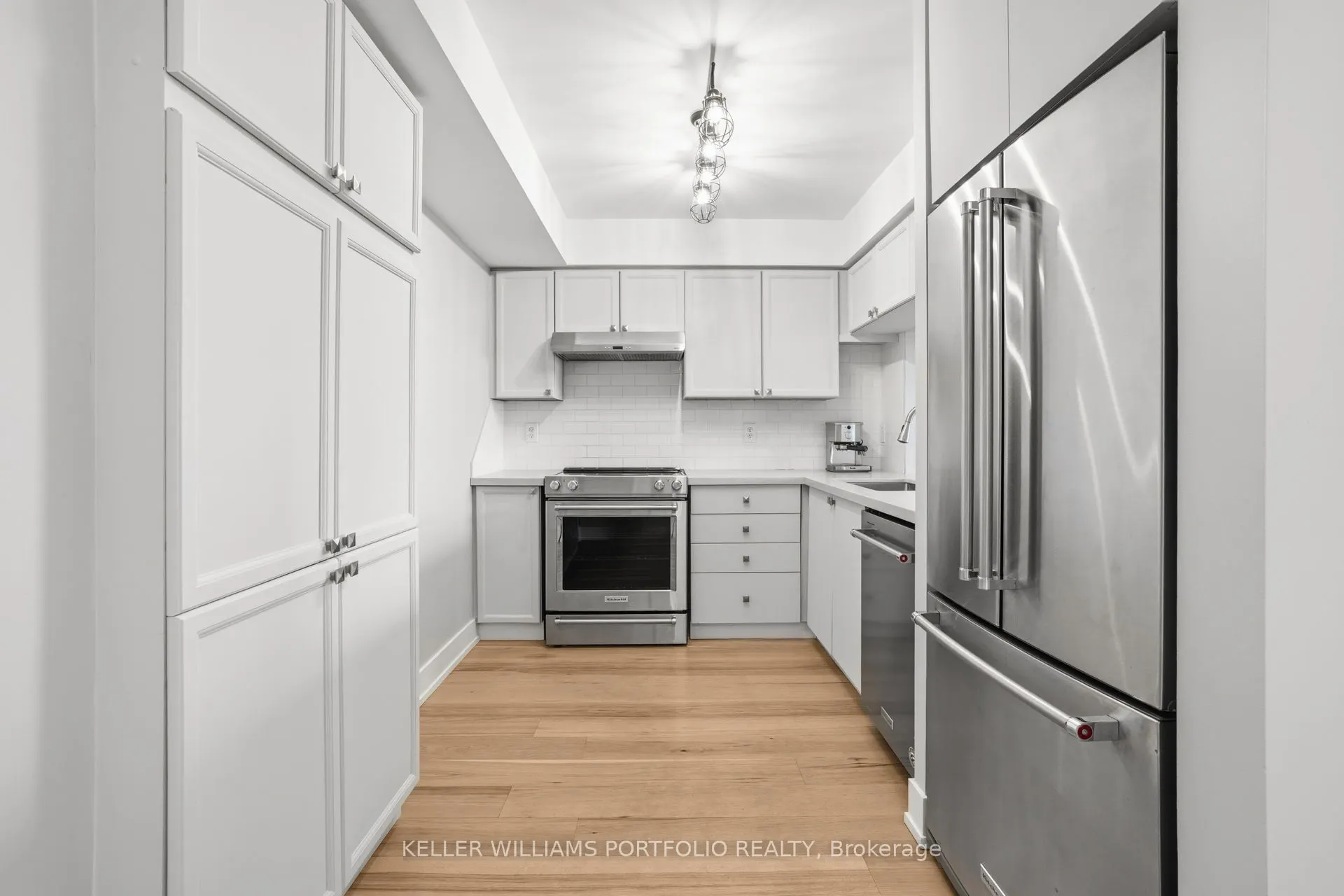 190 Manitoba Street #802