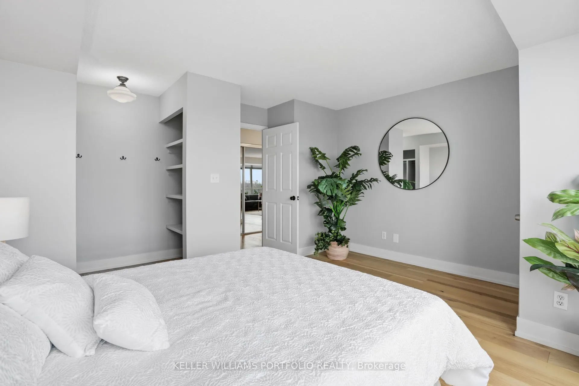 190 Manitoba Street #802