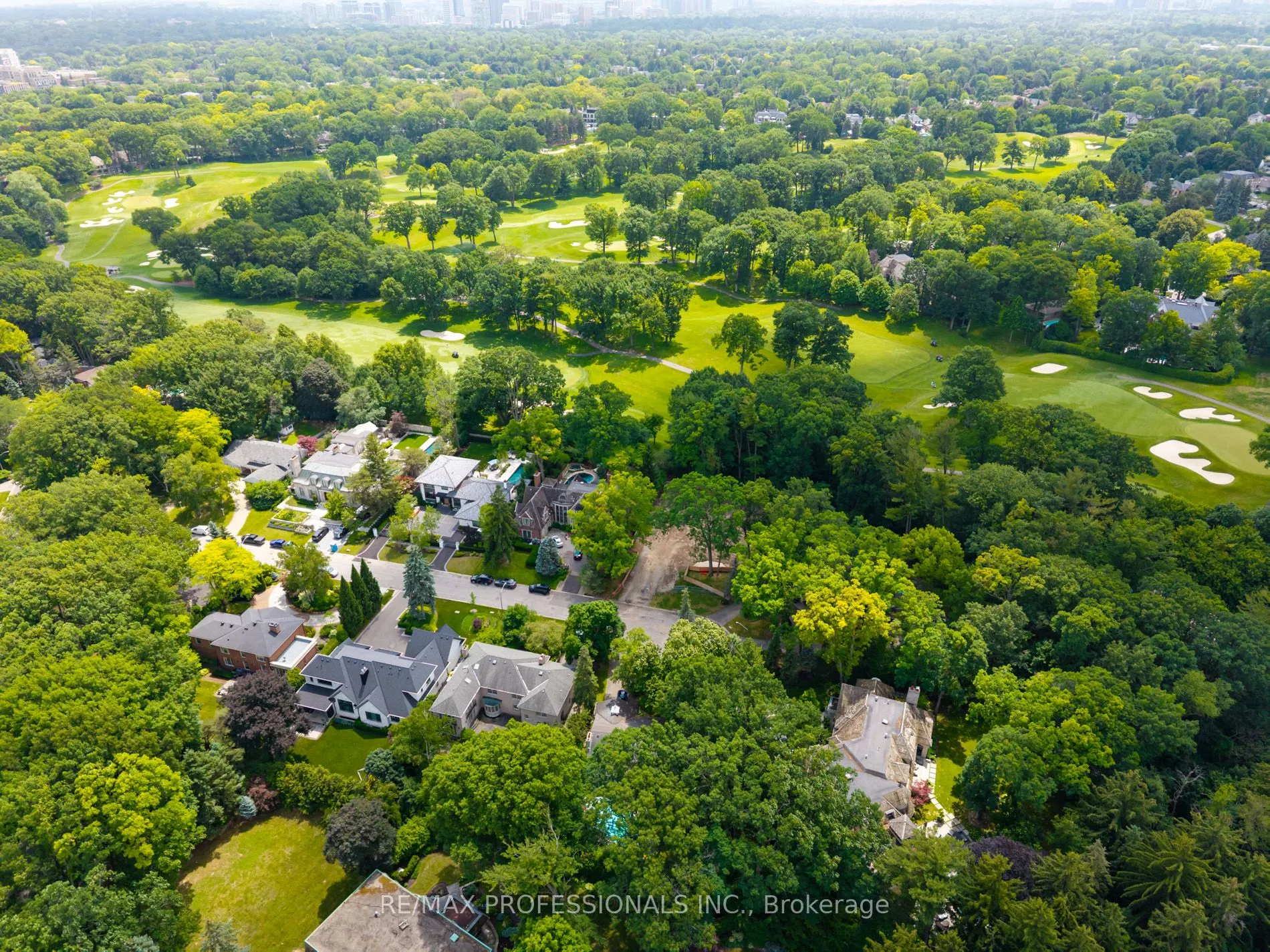10 Woodmere Court