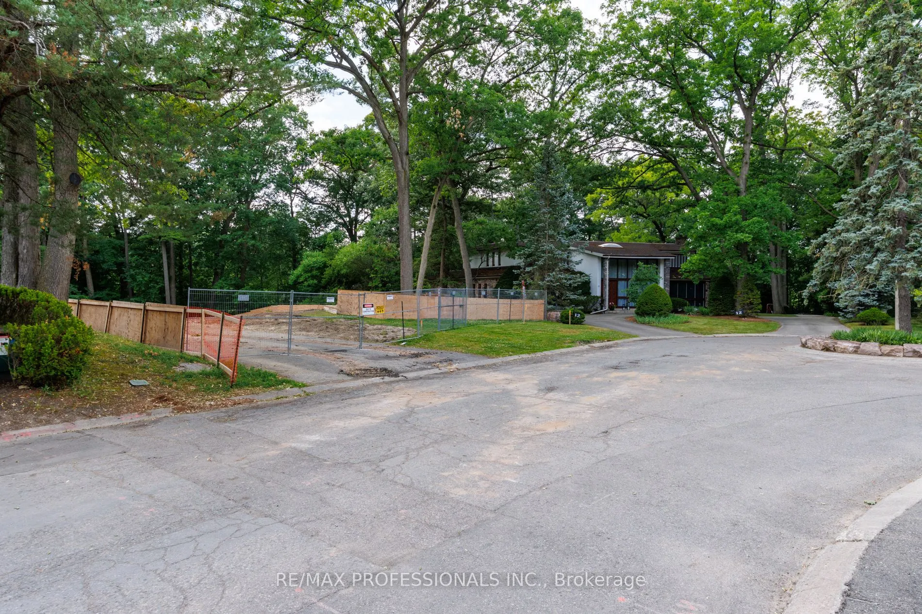 10 Woodmere Court