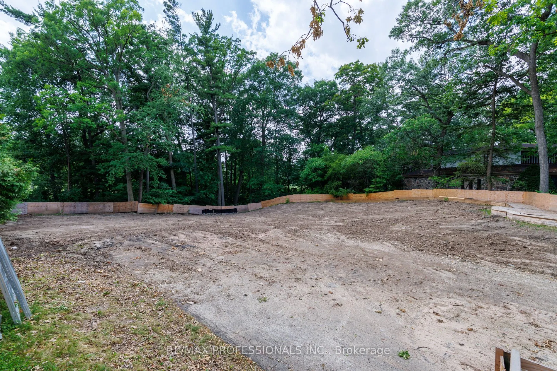 10 Woodmere Court