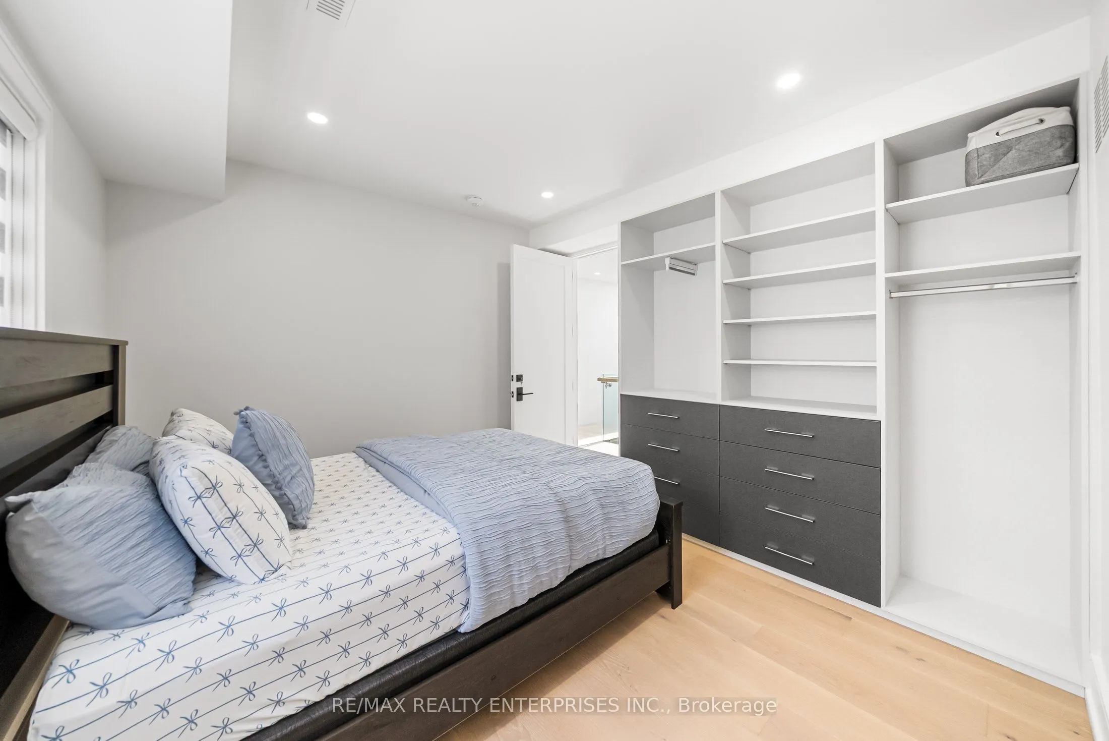 1362 Kenmuir Avenue