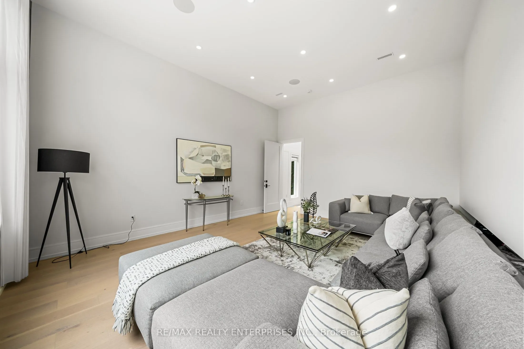 1362 Kenmuir Avenue