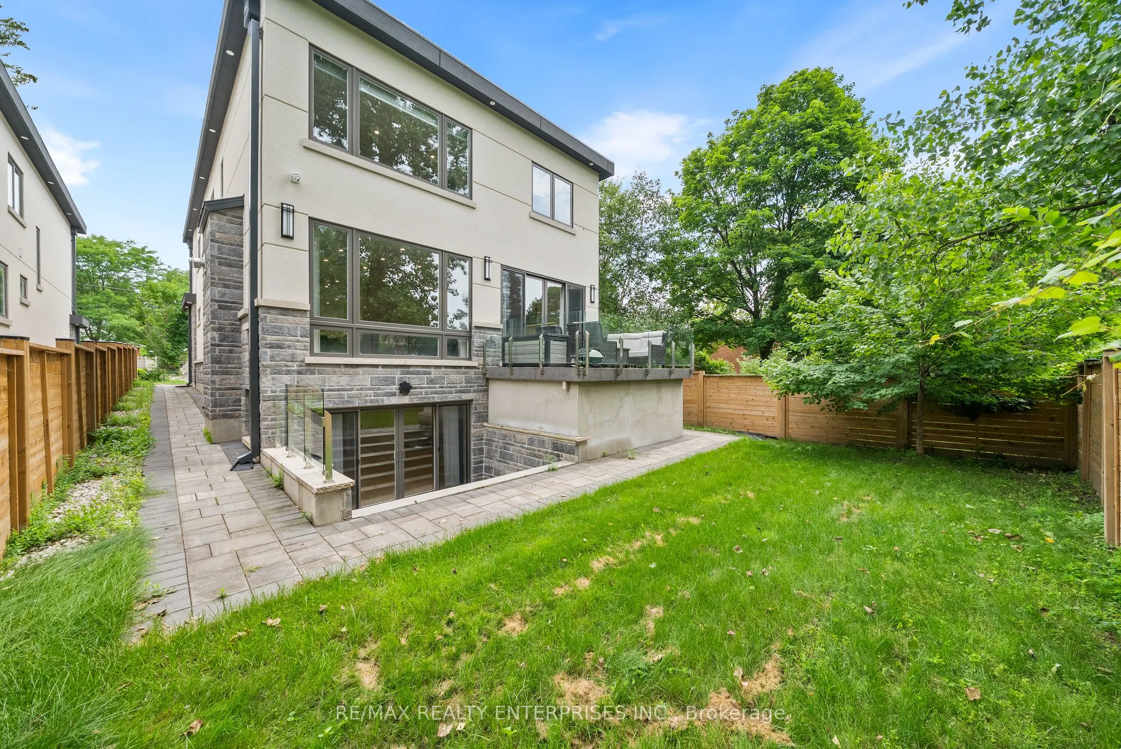 1362 Kenmuir Avenue