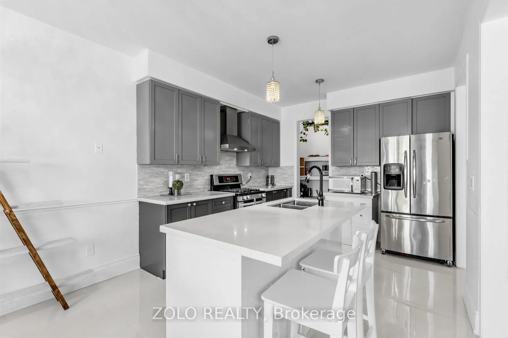 1580 Earl Crescent