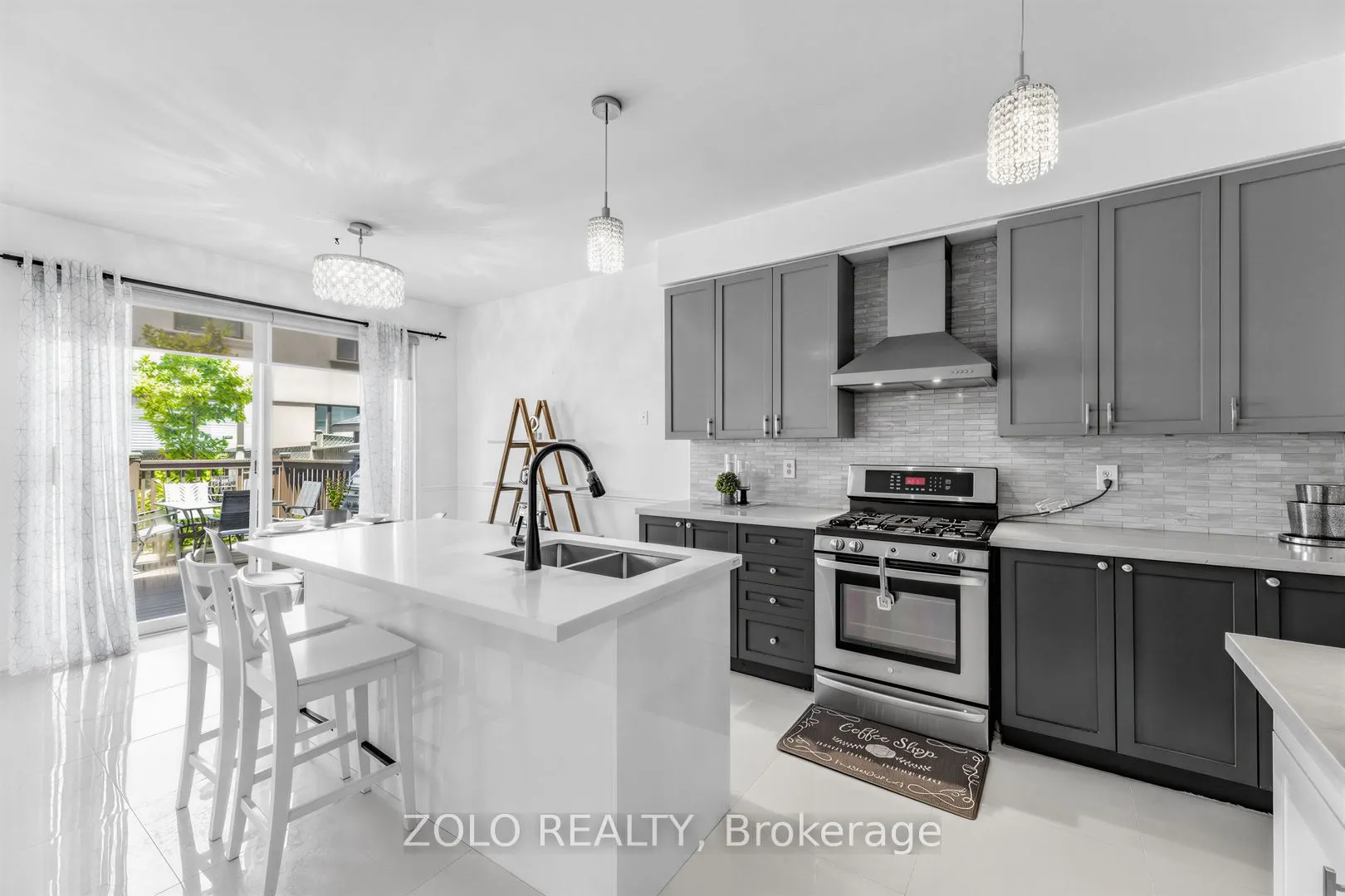 1580 Earl Crescent