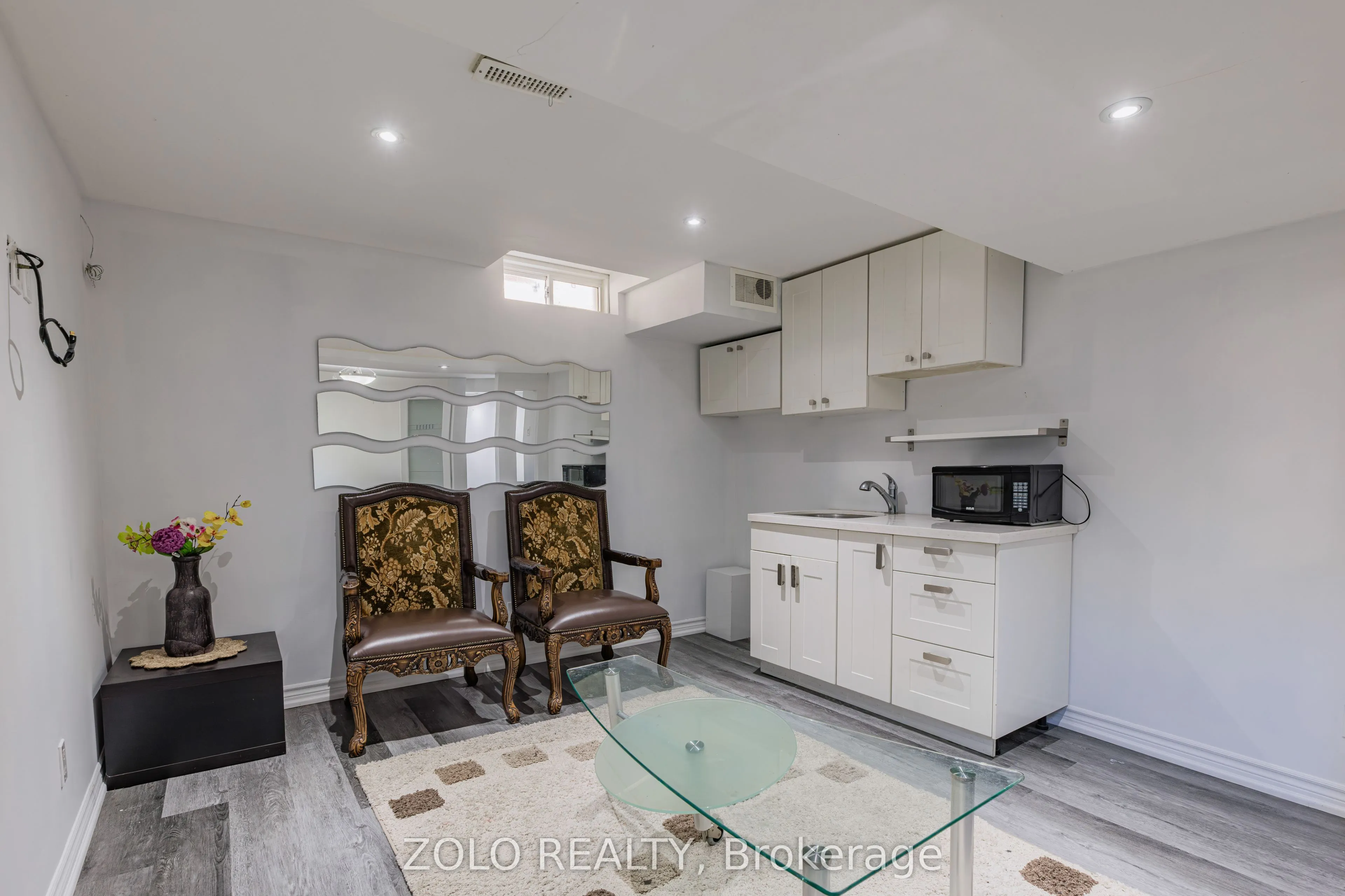 1580 Earl Crescent