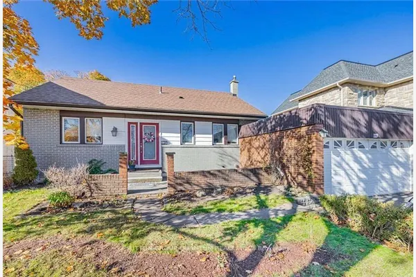 127 Mayfield Drive N