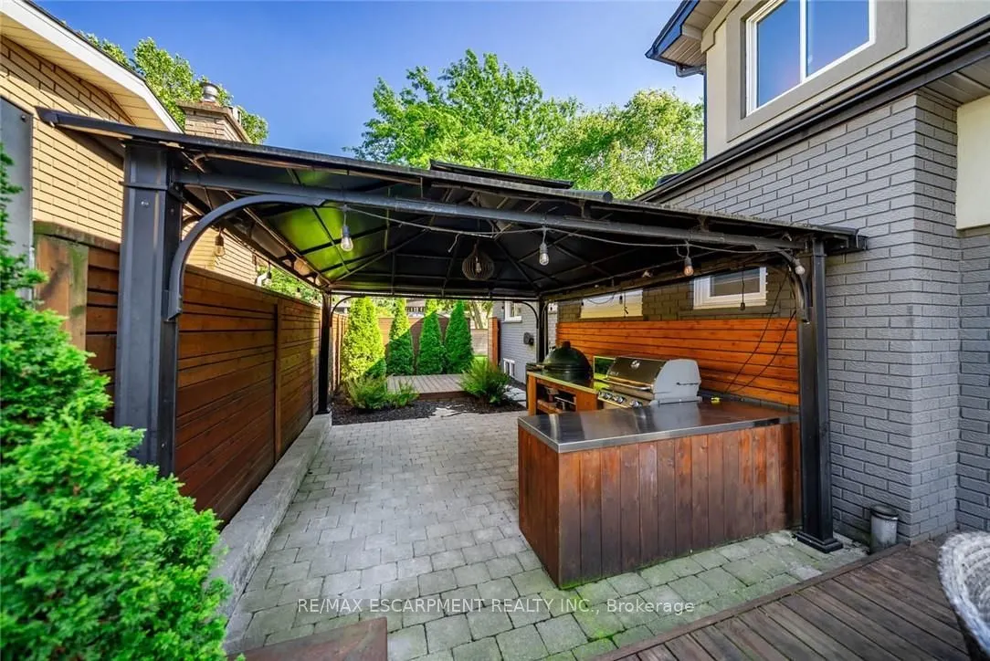 134 Fairwood Place W