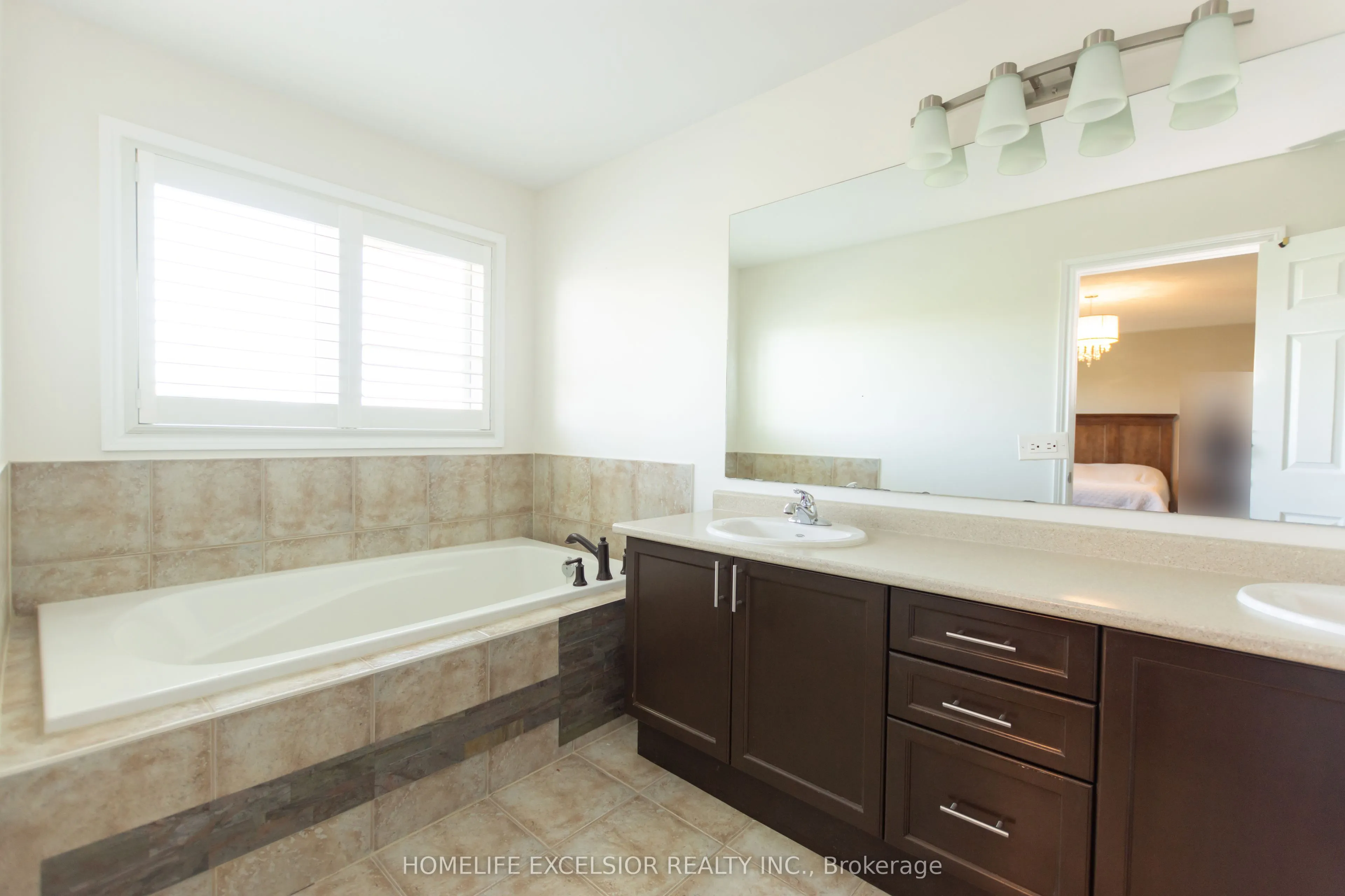 2425 QUETICO Crescent