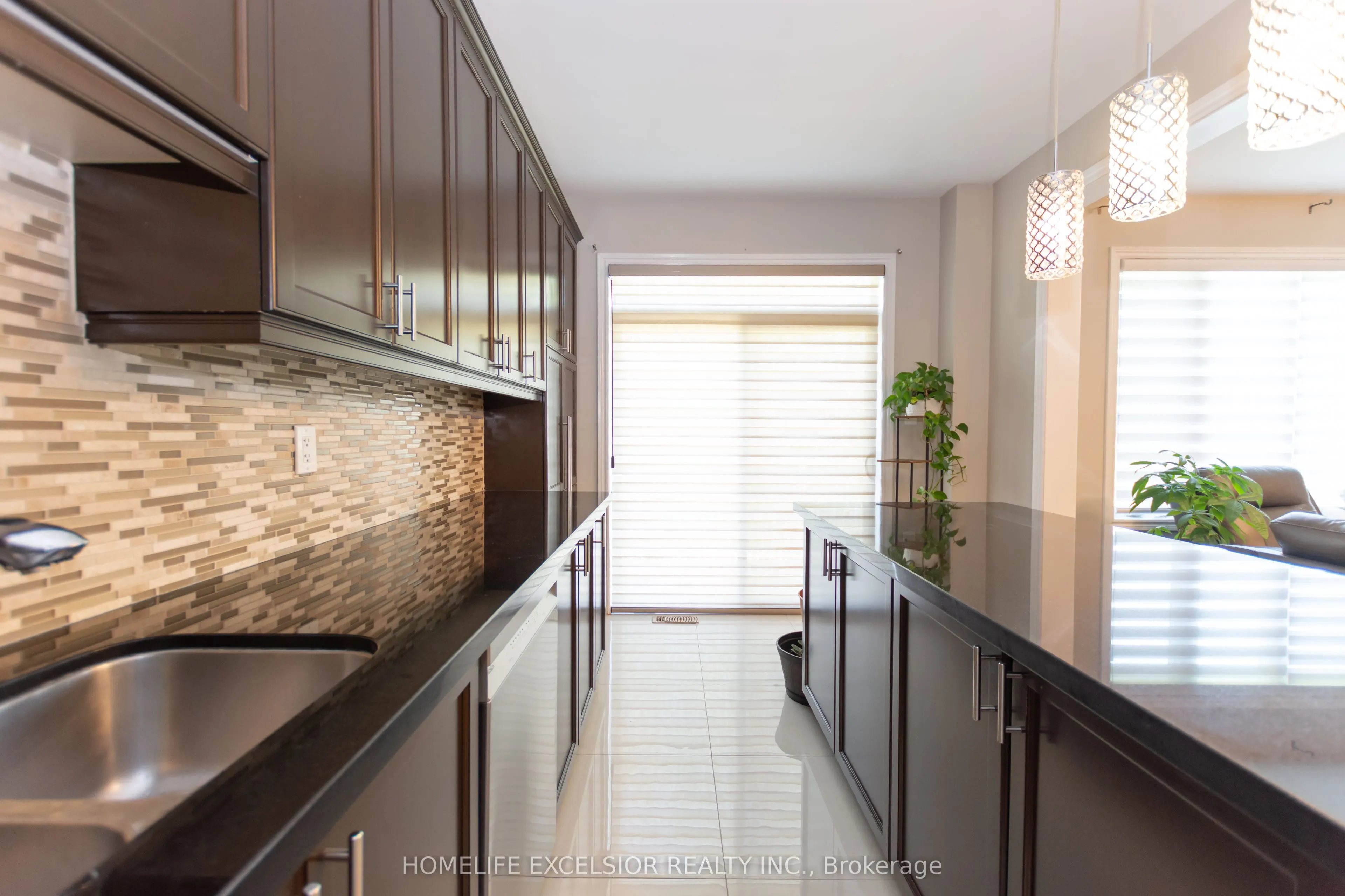 2425 QUETICO Crescent