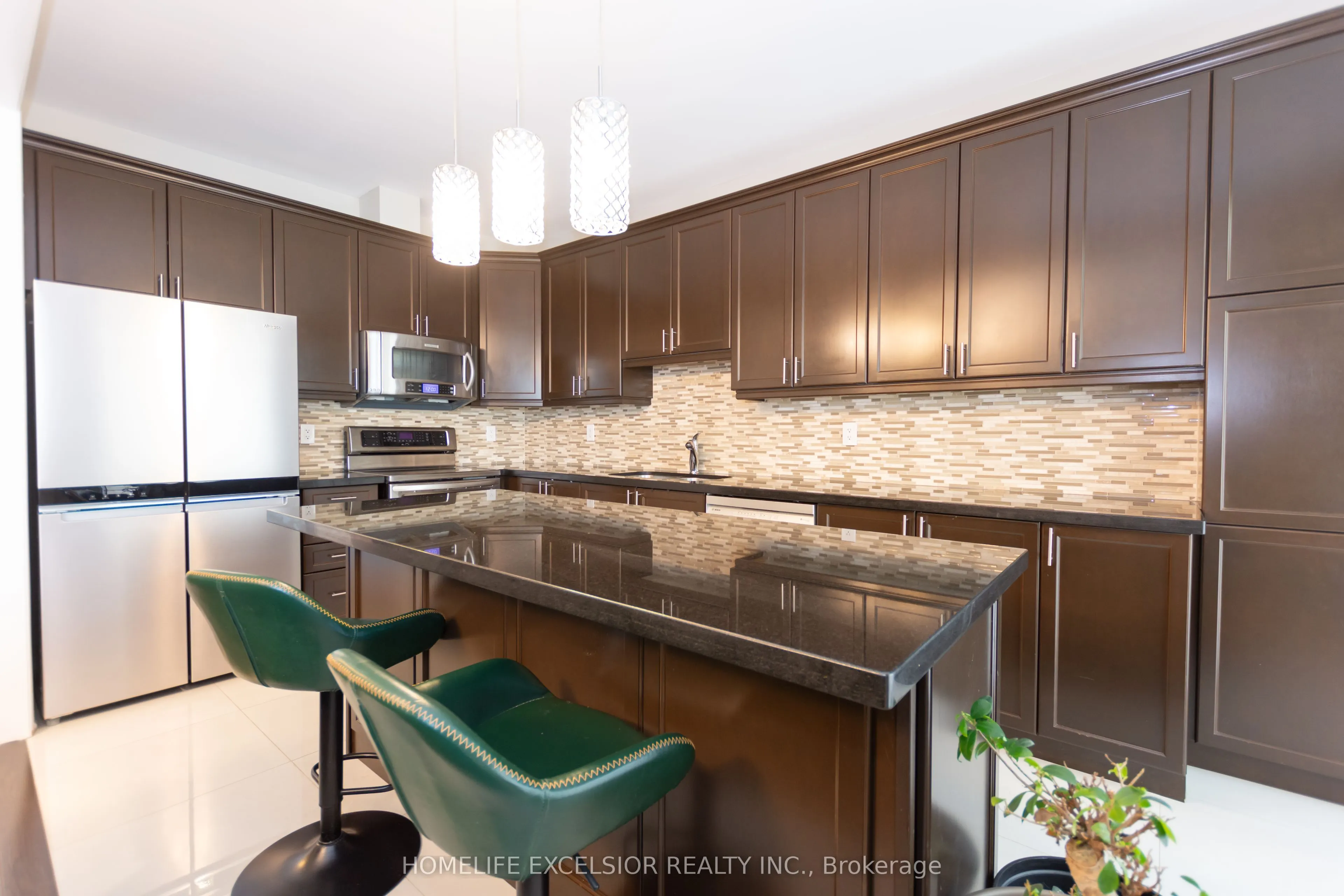 2425 QUETICO Crescent