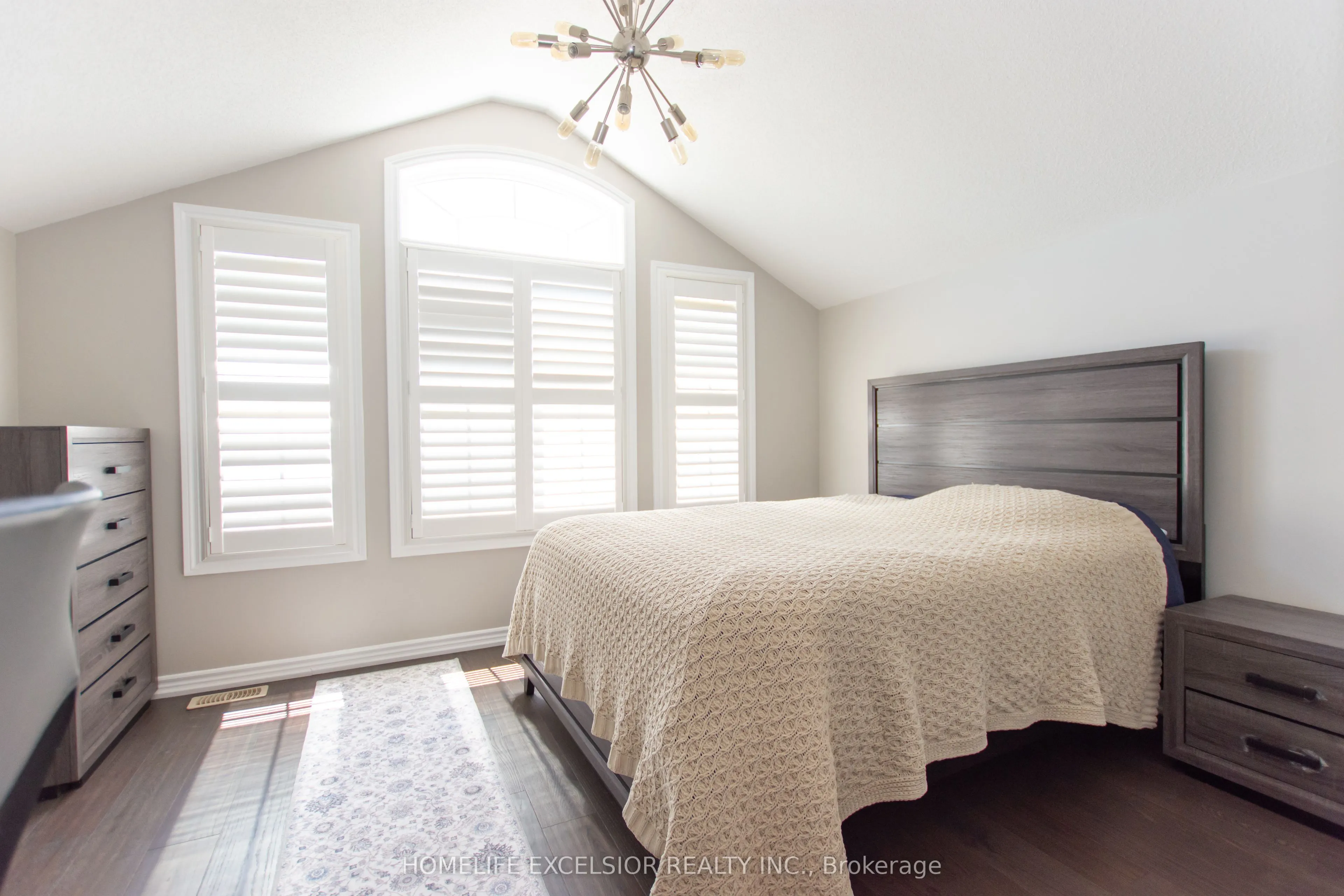2425 QUETICO Crescent