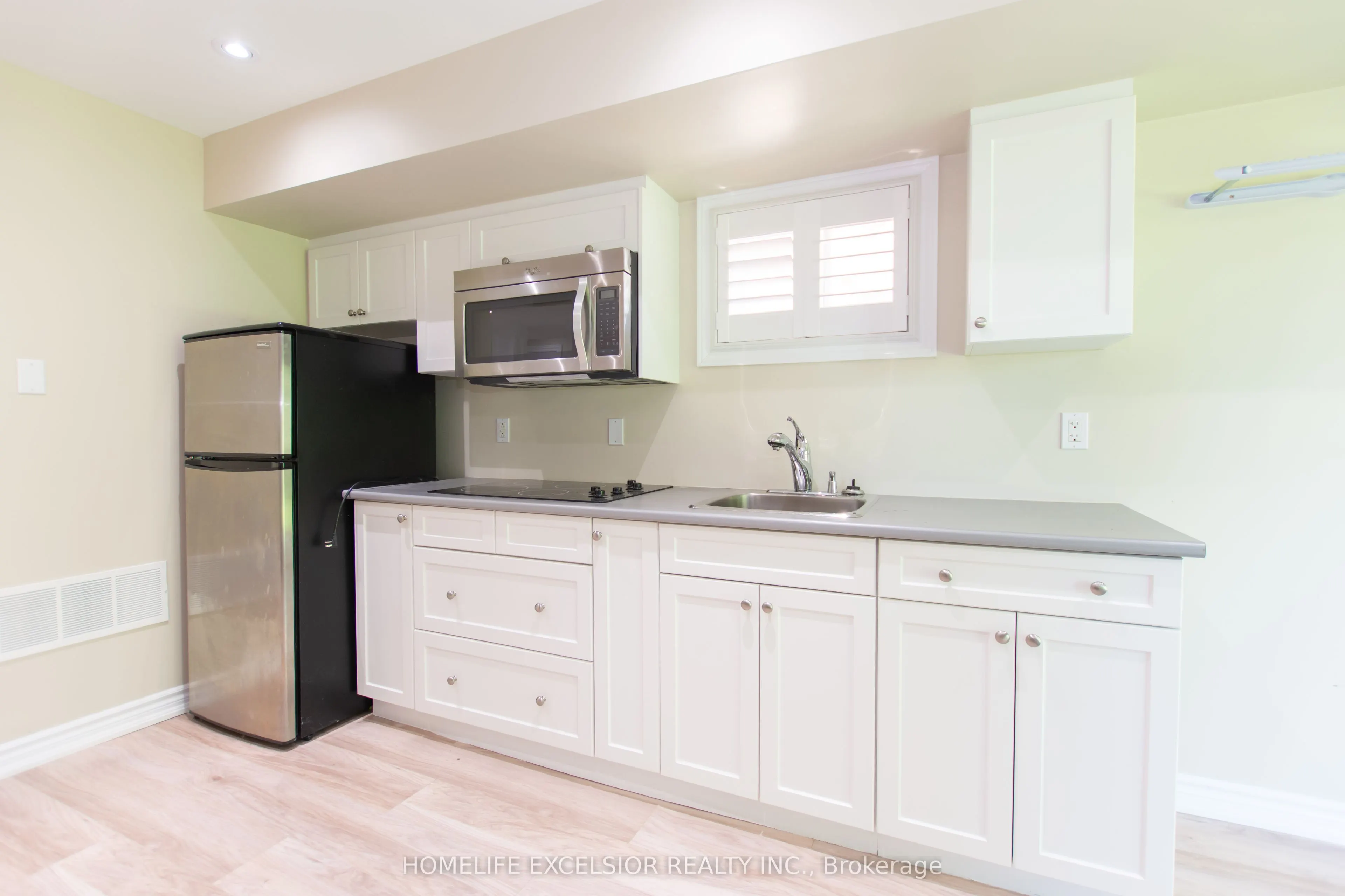 2425 QUETICO Crescent
