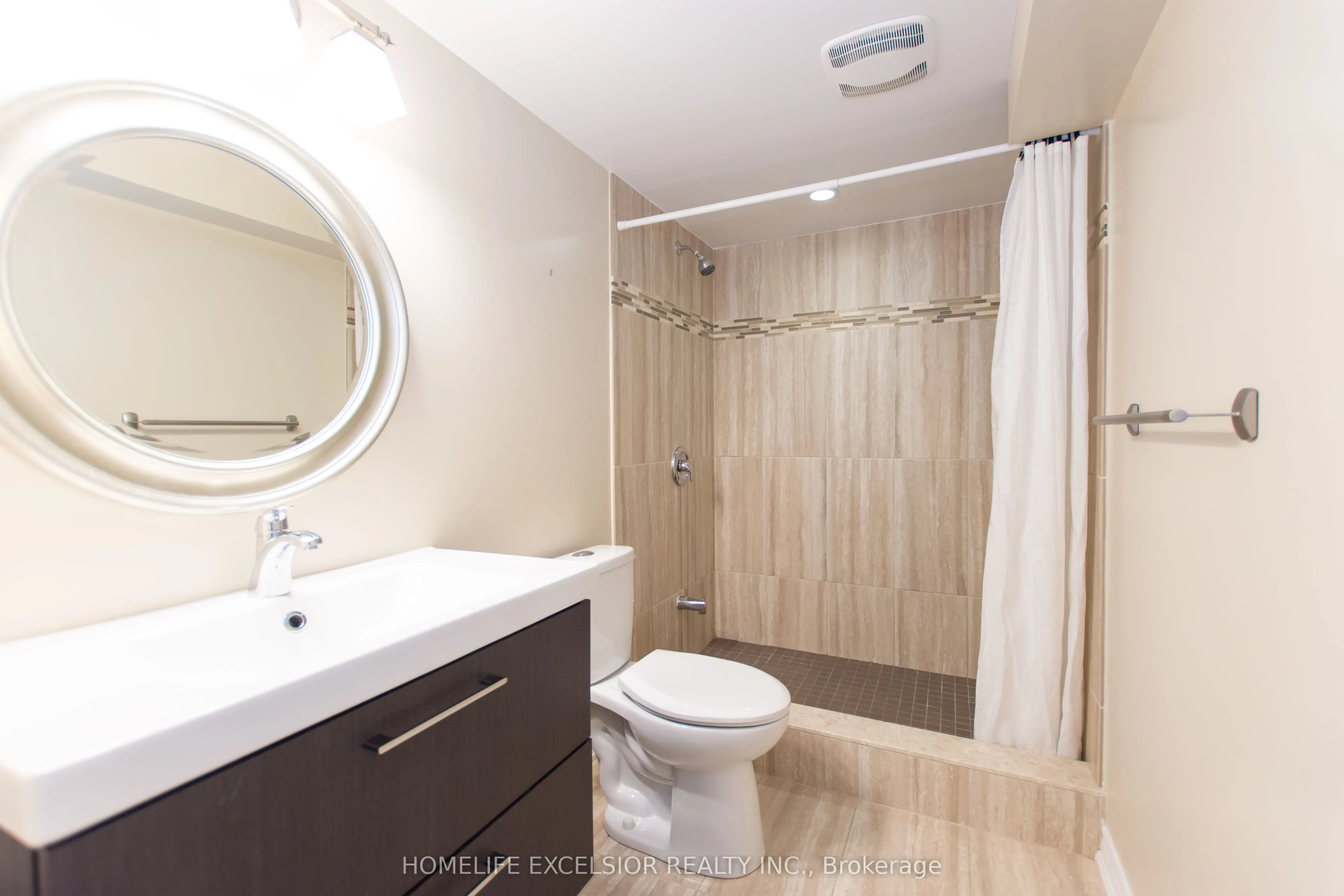 2425 QUETICO Crescent