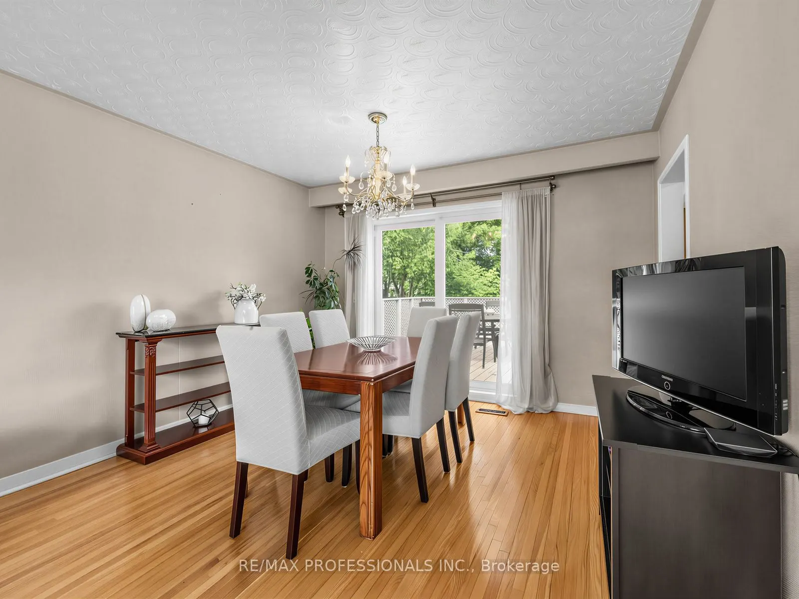 793 Netherton Crescent