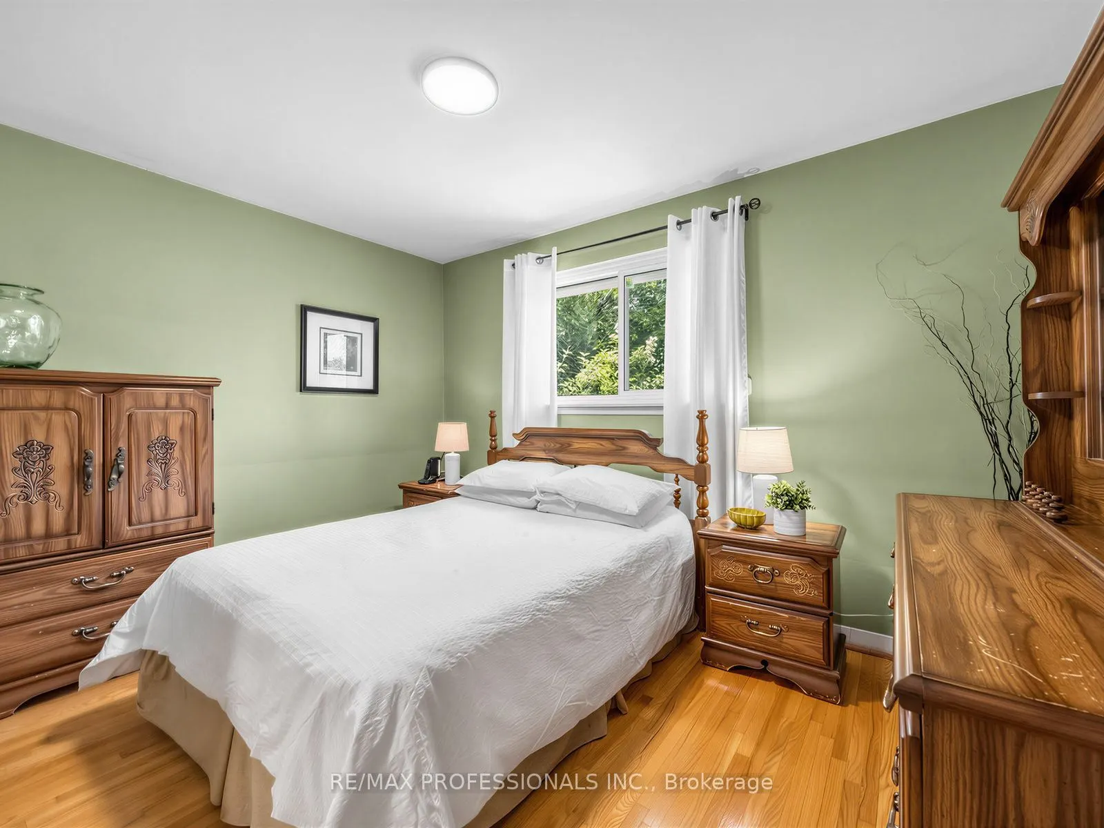 793 Netherton Crescent