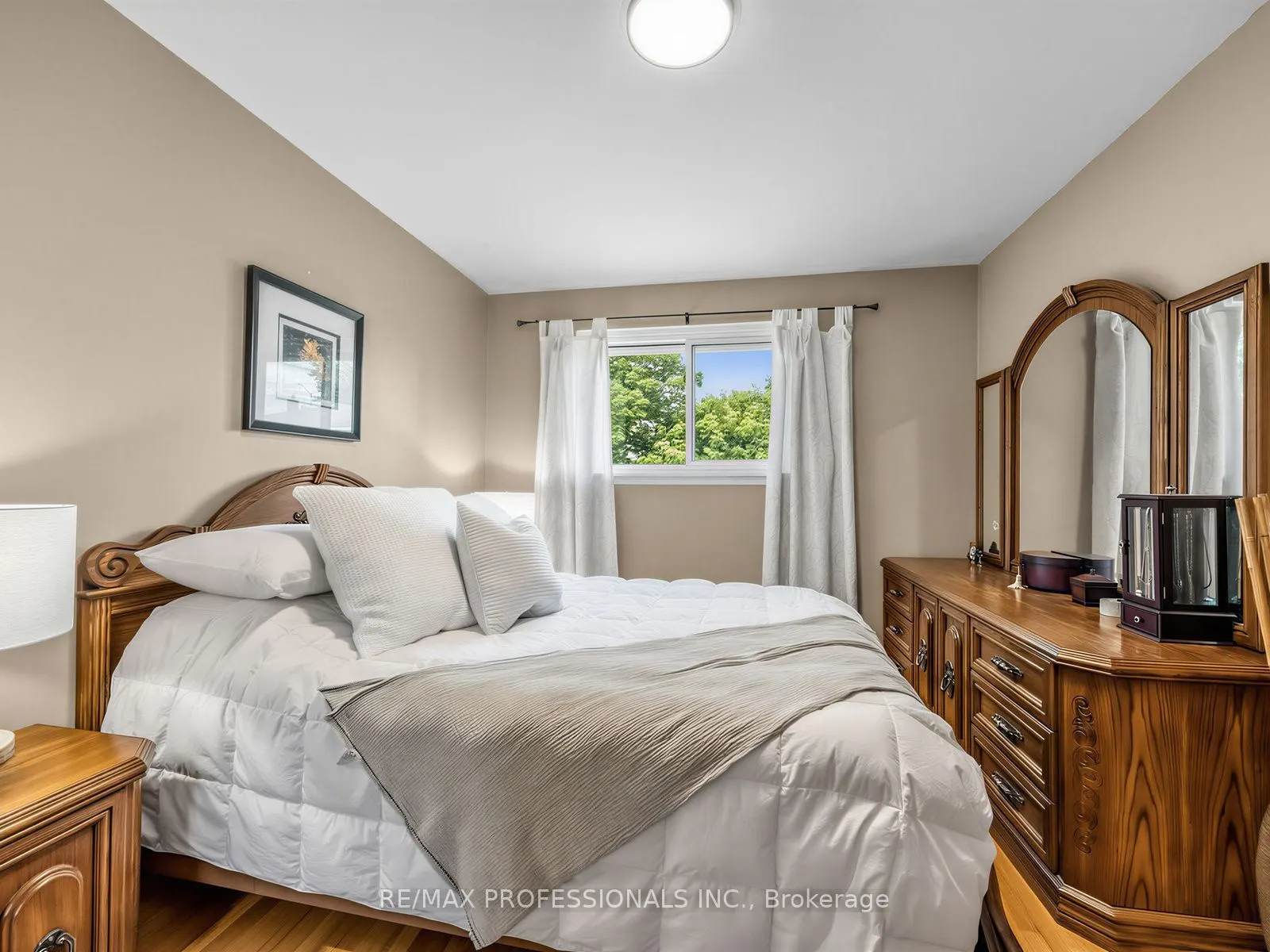 793 Netherton Crescent