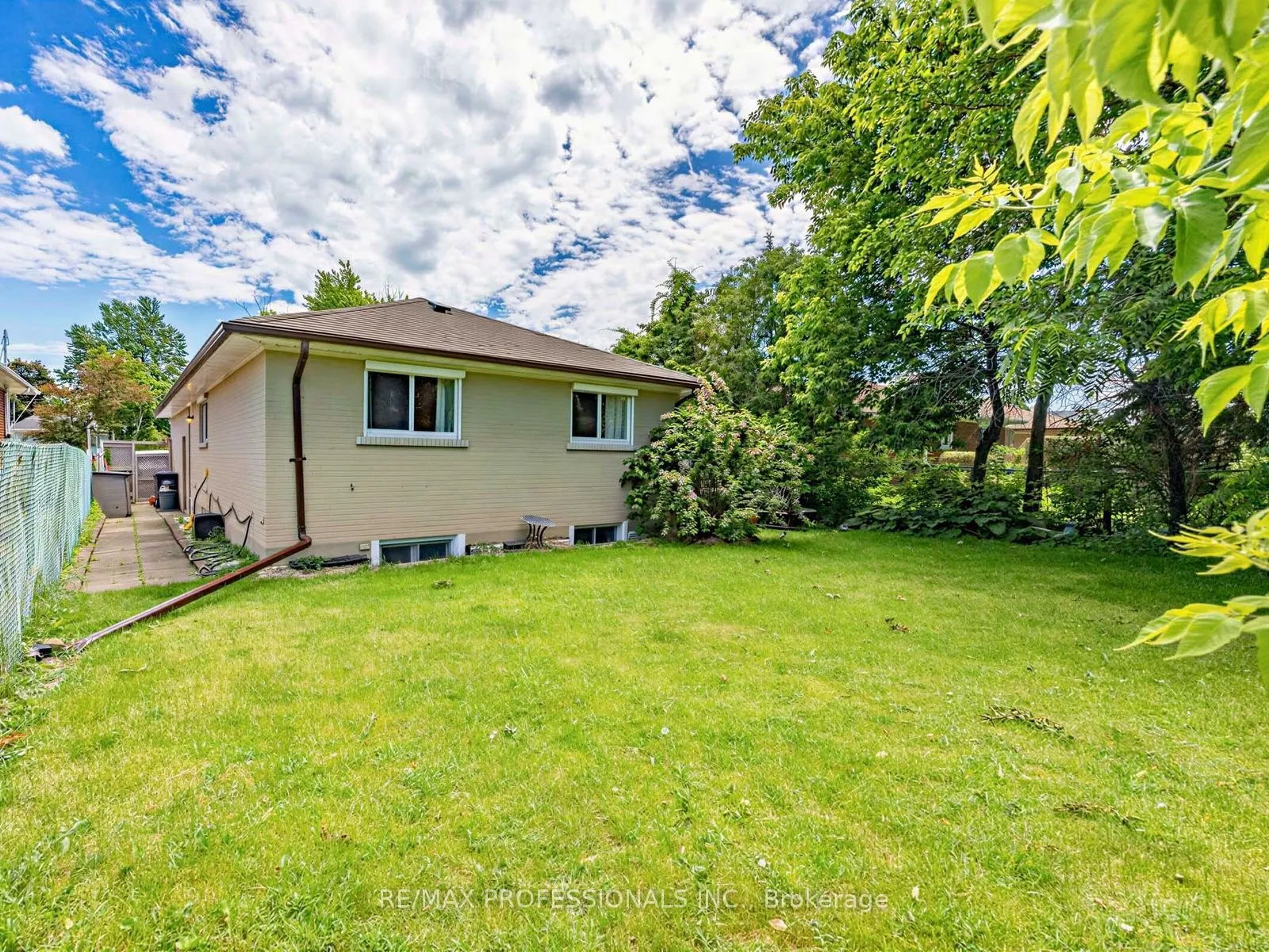 793 Netherton Crescent