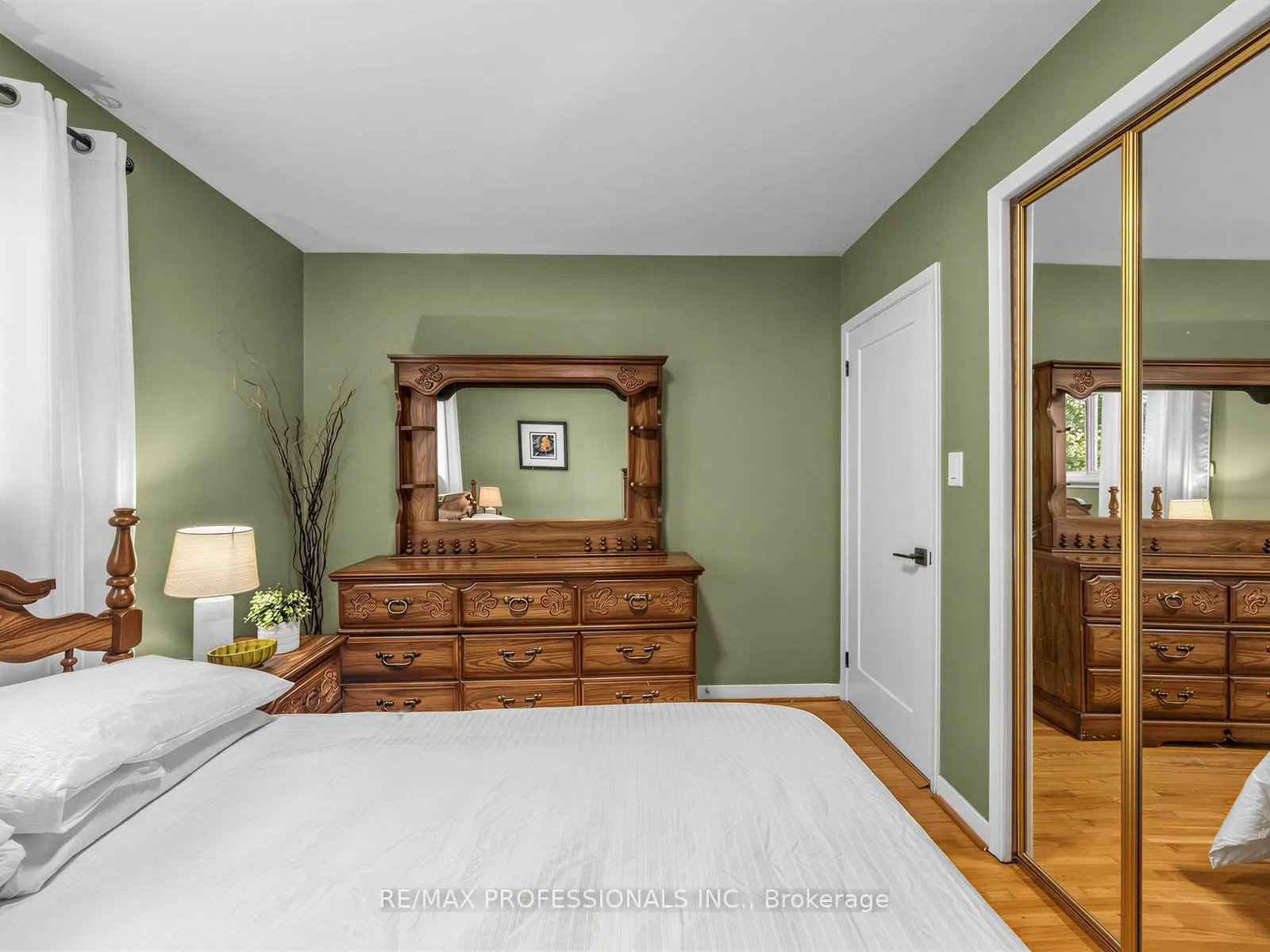 793 Netherton Crescent