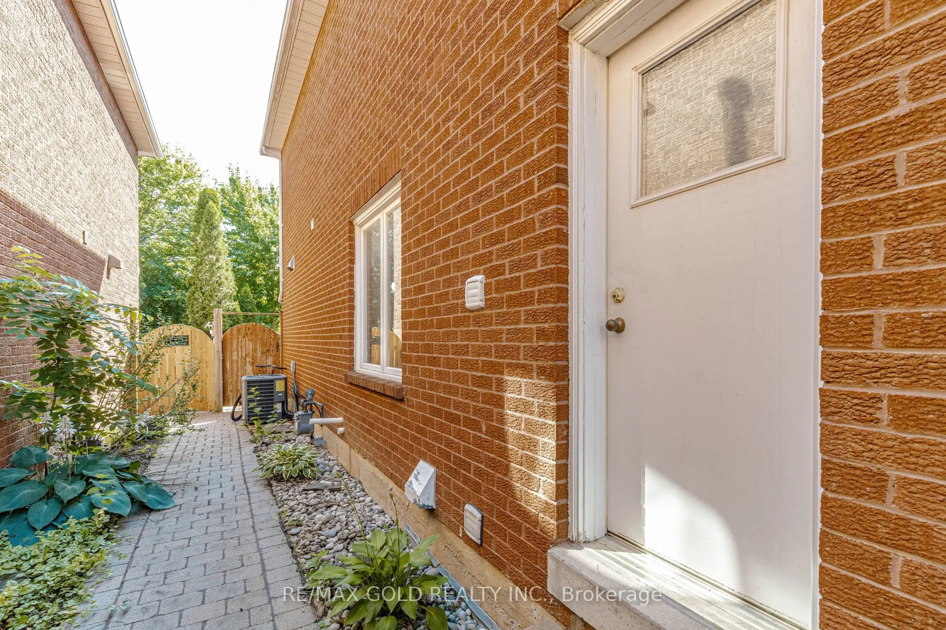 93 Lauchlin Crescent