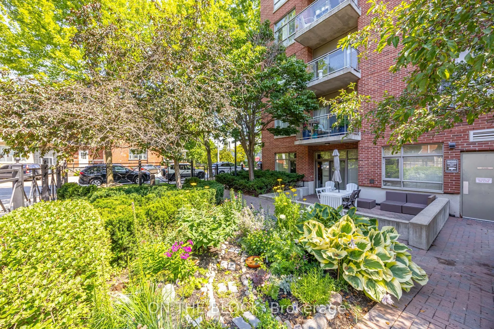 2495 Dundas Street W #107