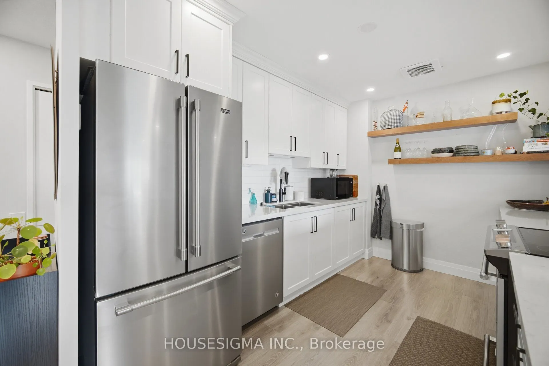 15 Elizabeth Street N #801