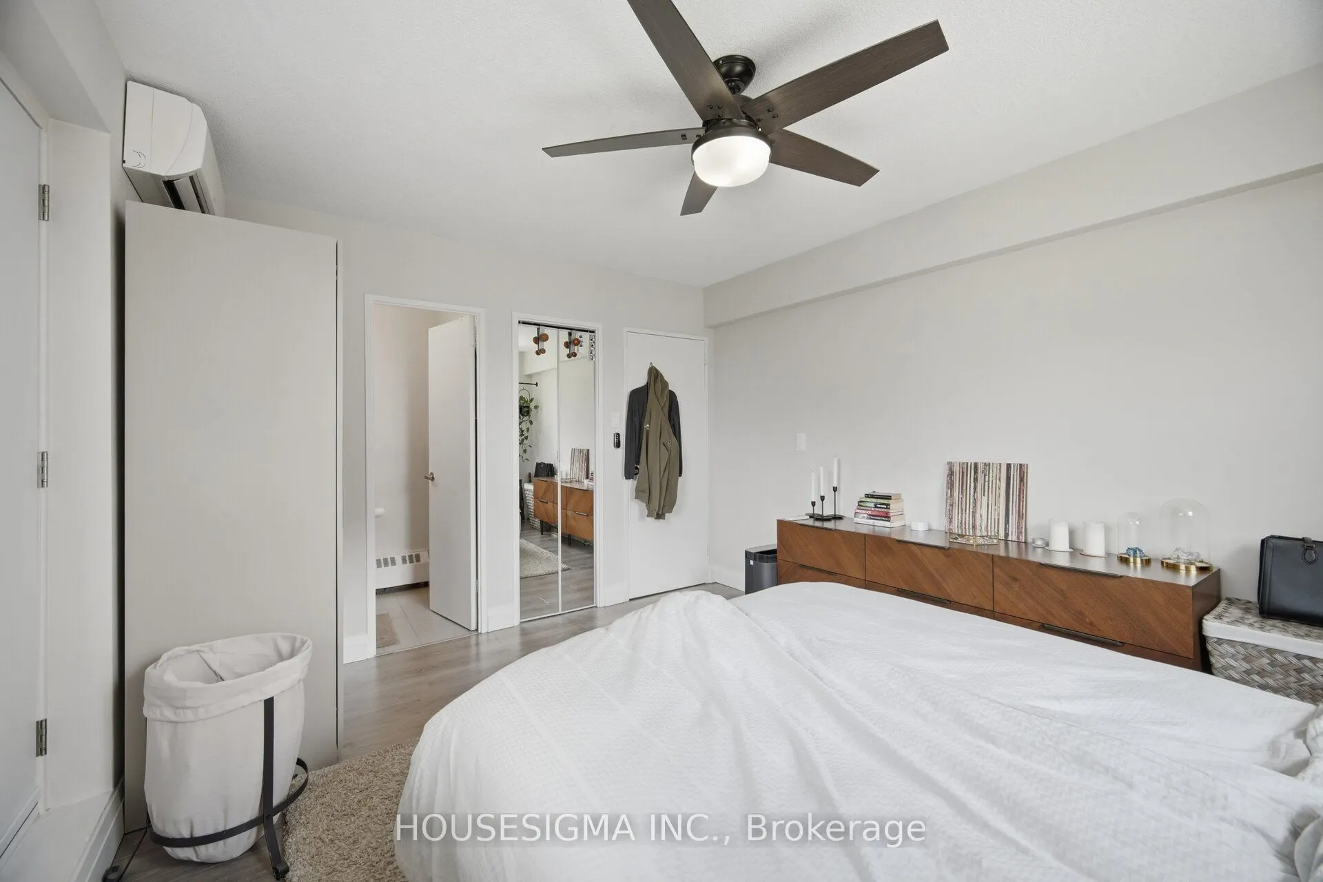 15 Elizabeth Street N #801