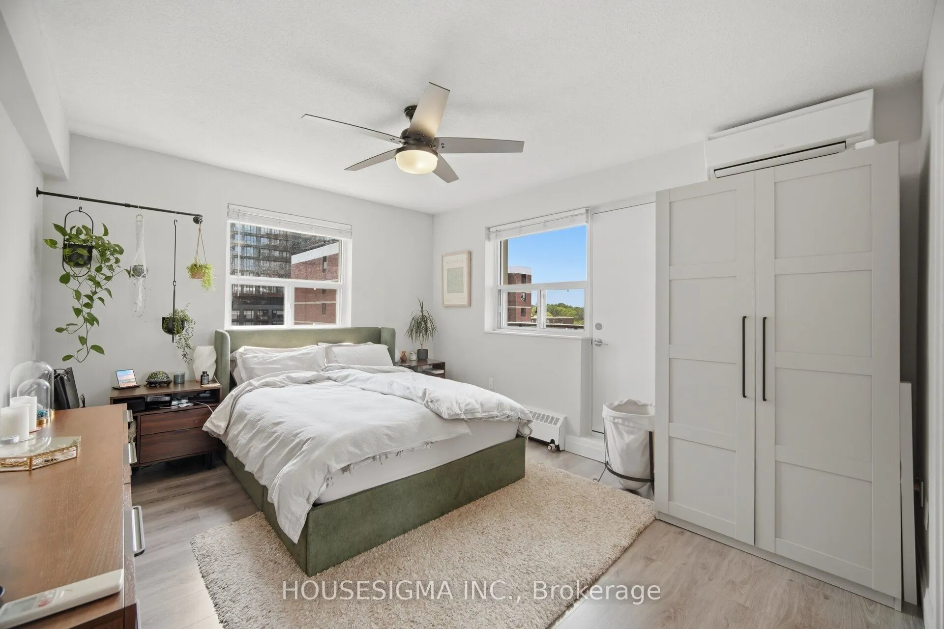 15 Elizabeth Street N #801