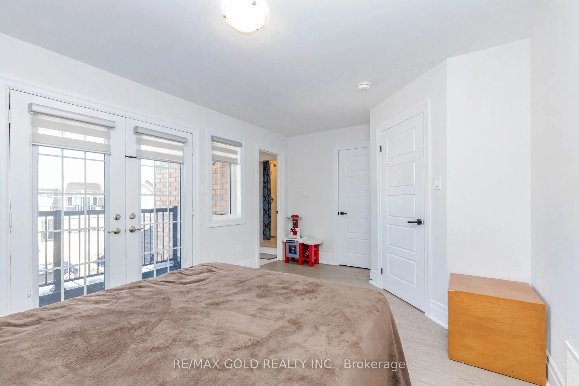 7 Overstone Road