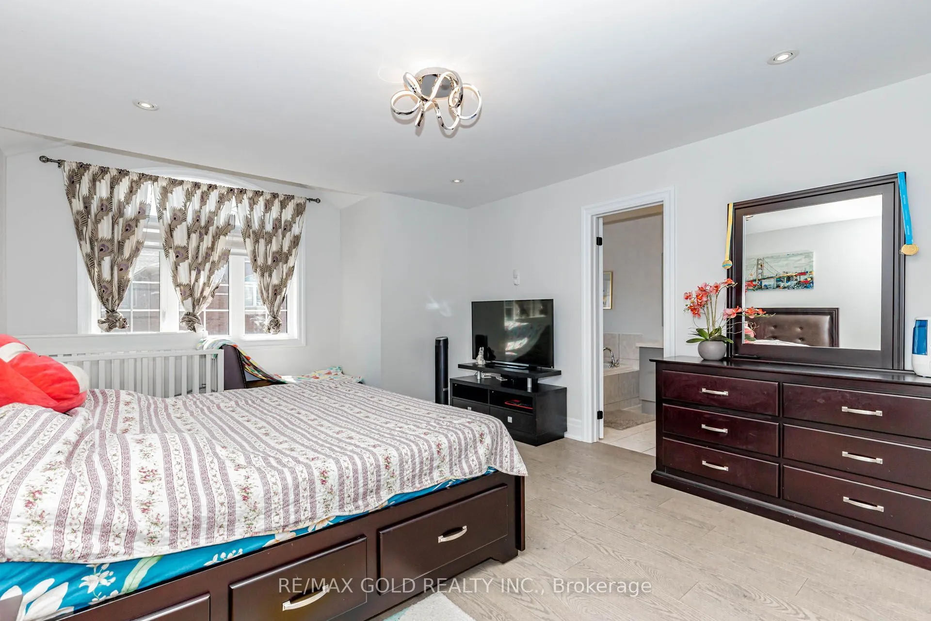 7 Overstone Road