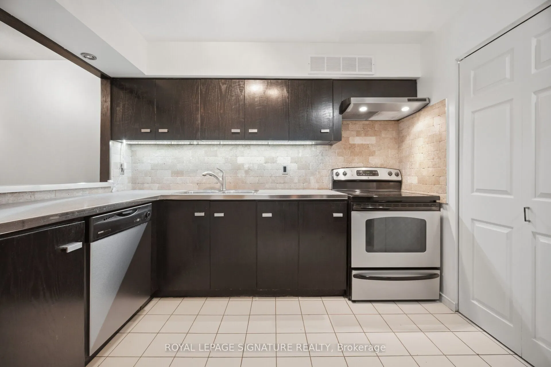 1485 Lakeshore Road E #411