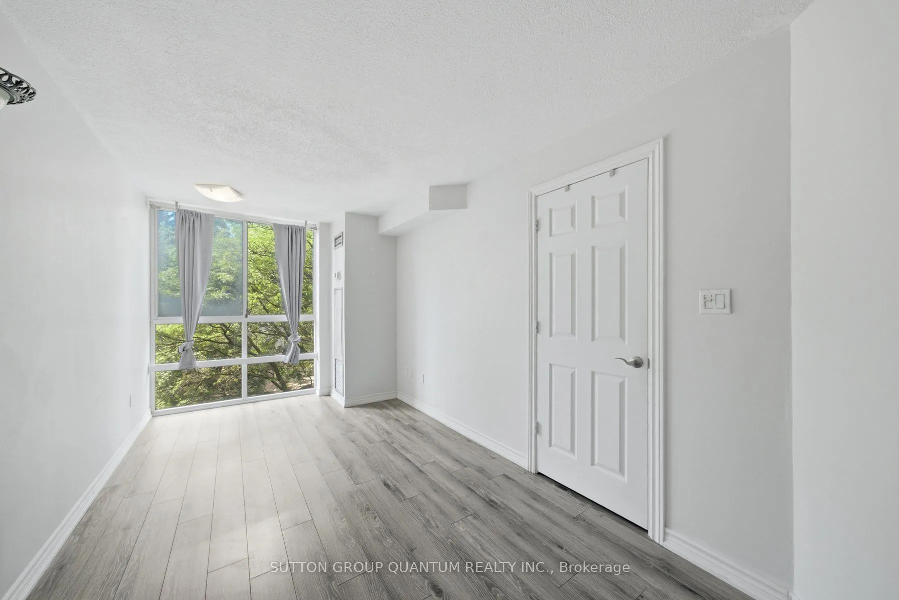 3650 Kaneff Crescent #304