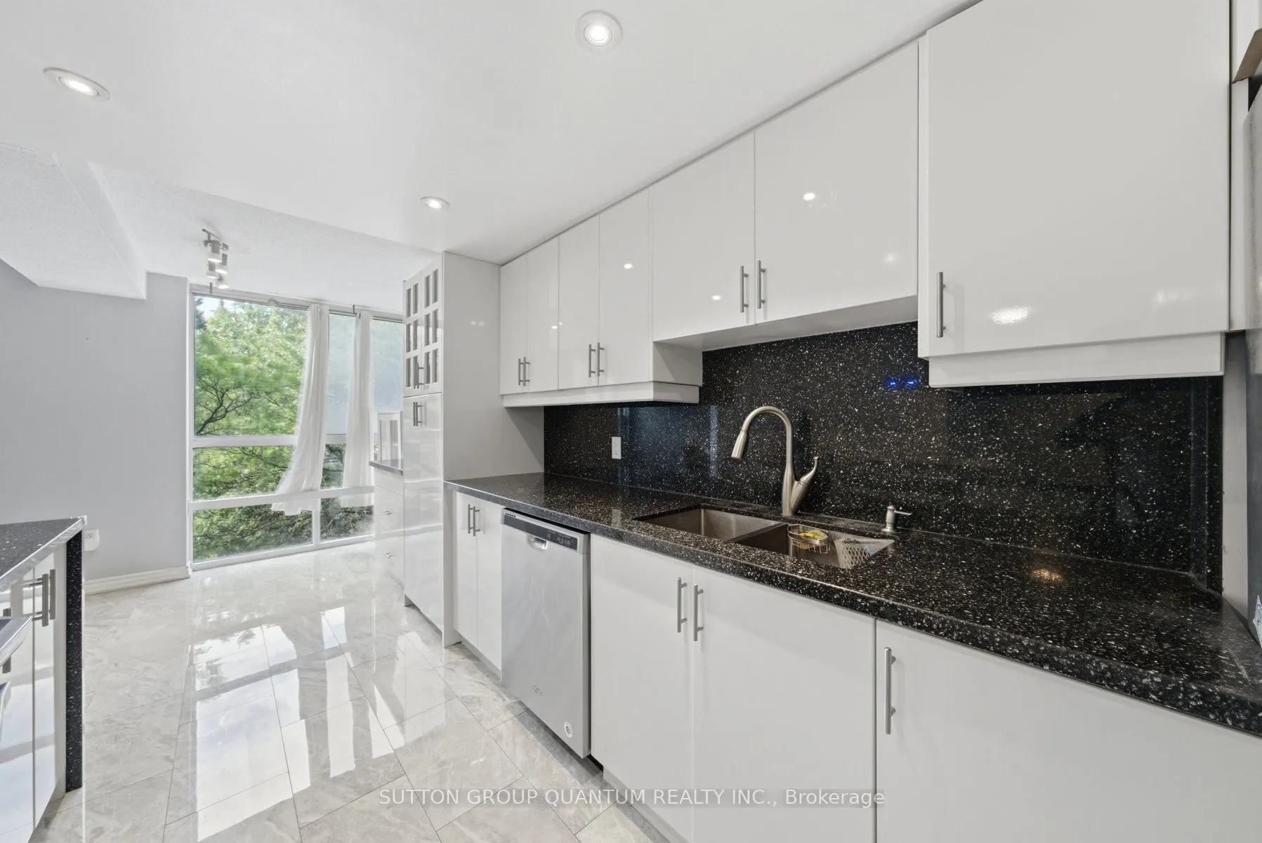 3650 Kaneff Crescent #304